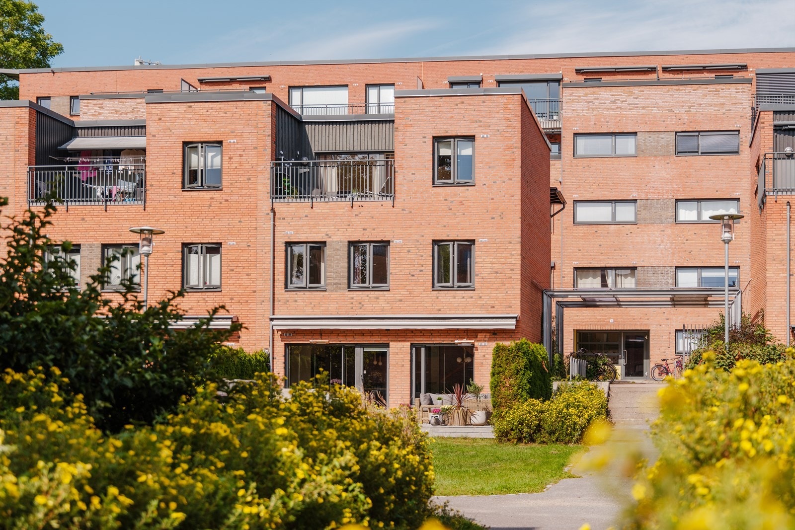 Emir Resulbegovic v. Emera Eiendomsmegling ønsker velkommen til Bertrand Narvesens vei 35. Galleribilde