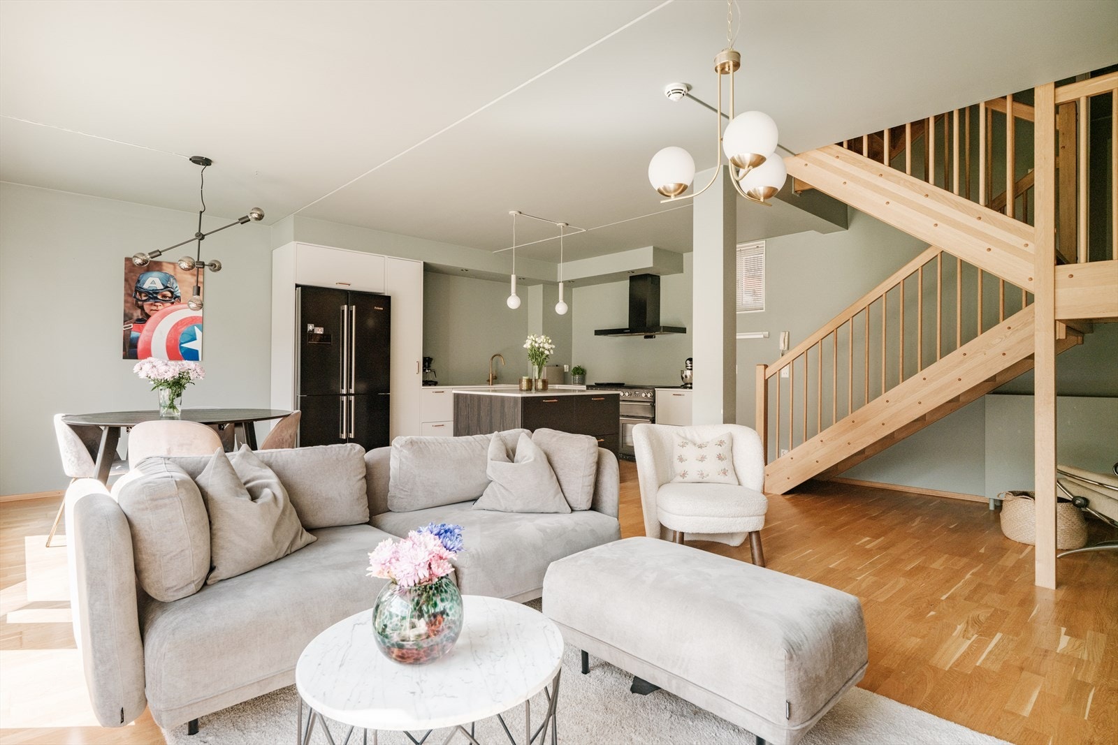 Romslig stue i åpen løsning med kjøkkenet. Galleribilde