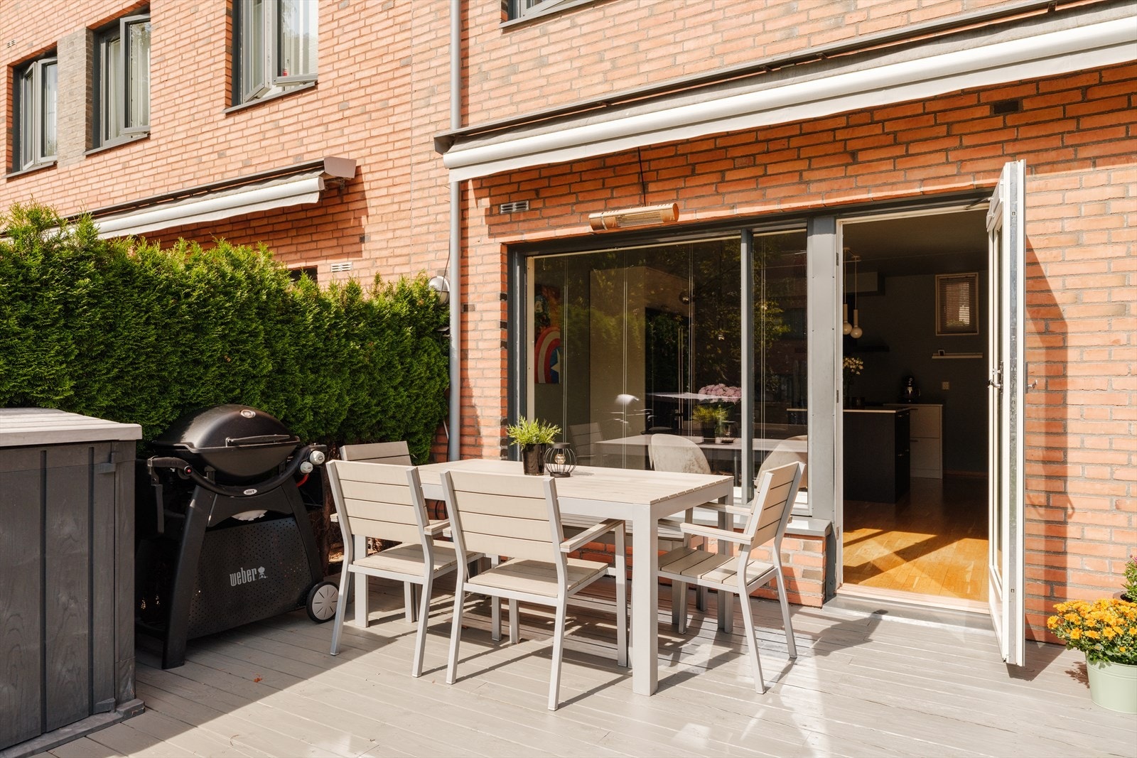 Fra stuen er det direkte utgang til en stor markterrasse. Galleribilde