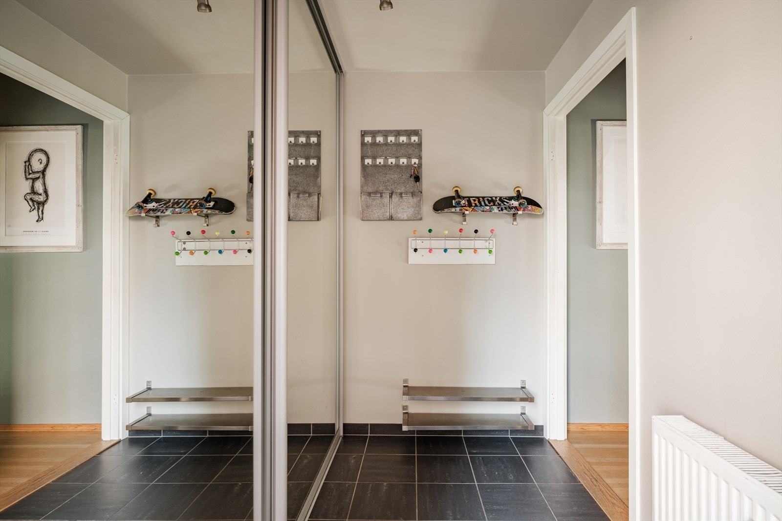 Her er det godt med oppbevaringsplass i en stor skyvedørsgarderobe. Galleribilde