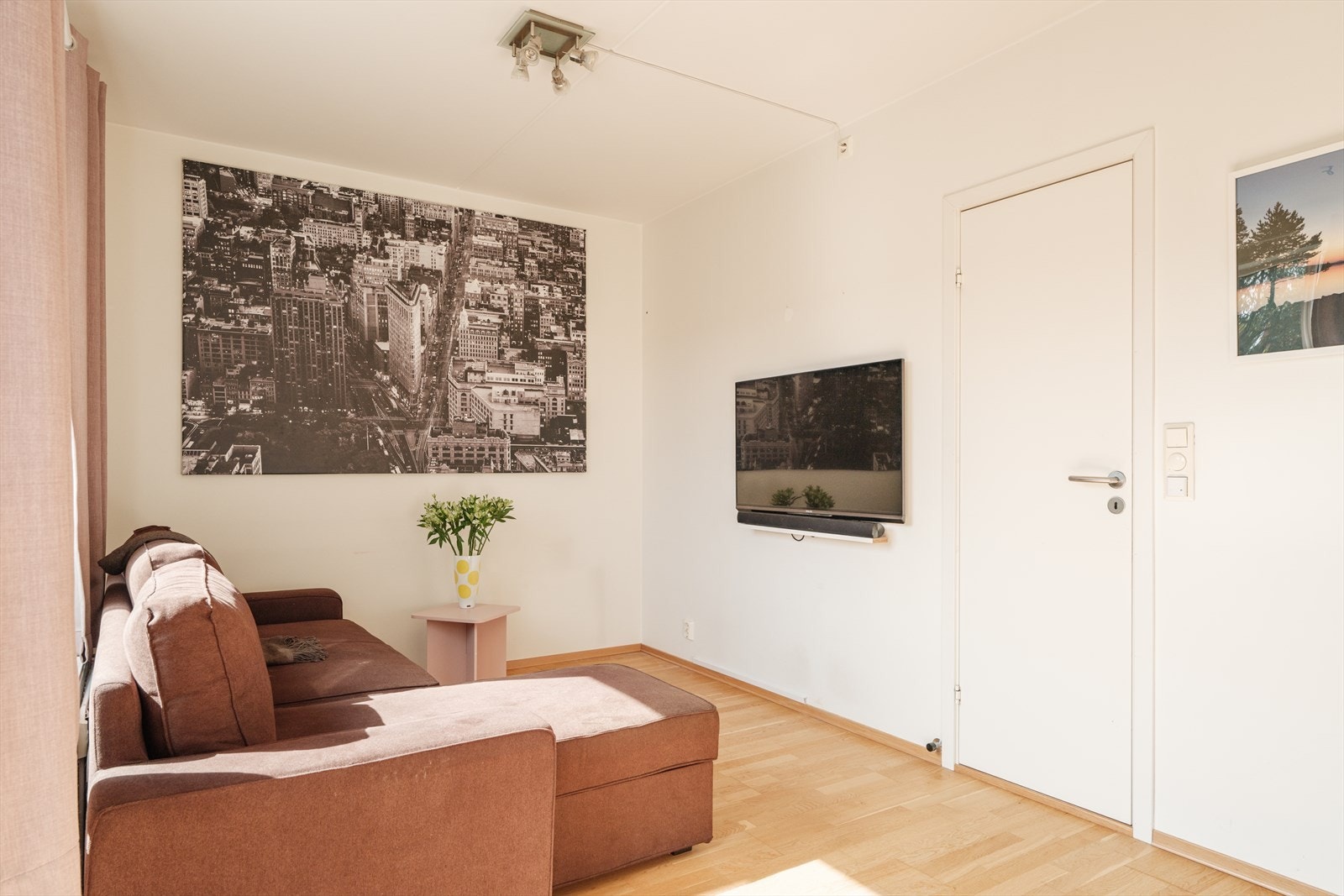 I boligens 3. etasje er det en praktisk TV-stue. Galleribilde