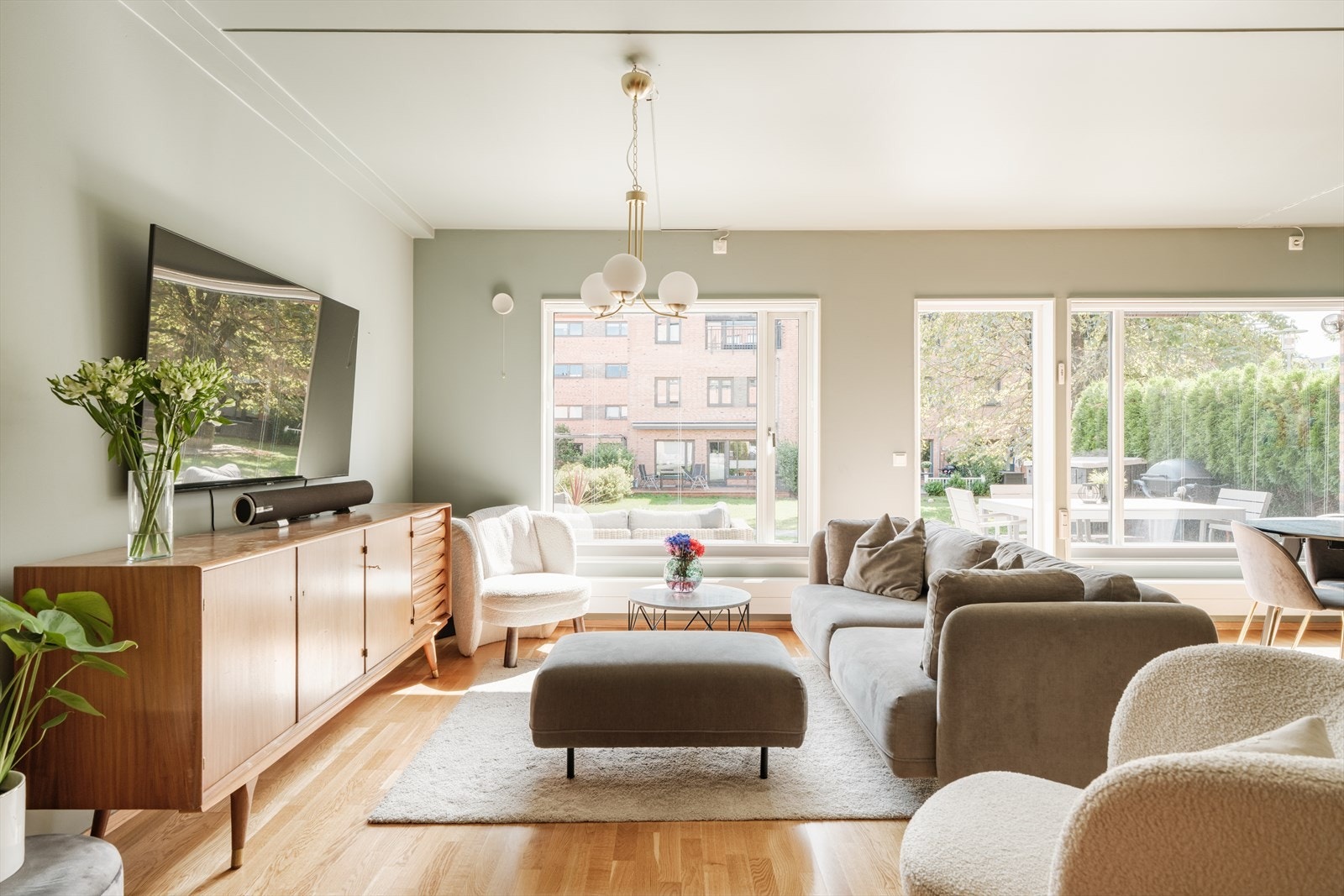 Dette er virkelig en flott familiebolig over tre plan med blant annet fire soverom, to bad og to herlige utearealer. Galleribilde