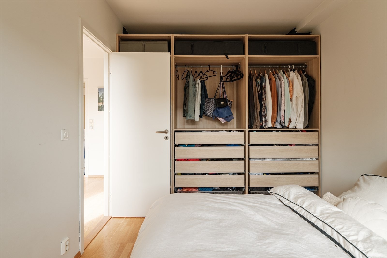 Soverom i 3. etasje byr på godt med lagringsplass. Galleribilde