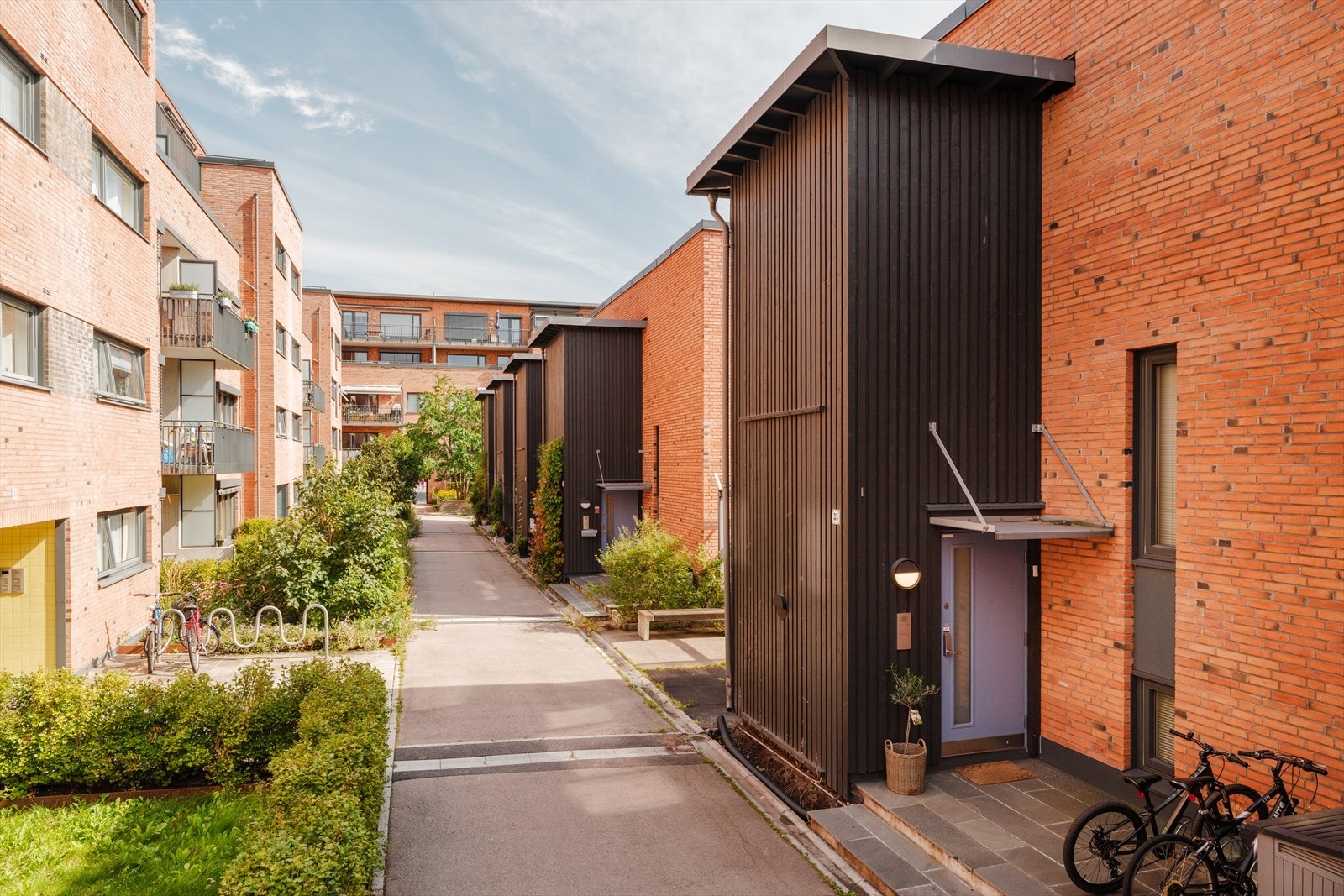 Hasle T-banestasjon (linje 5) ligger i umiddelbar nærhet, i tillegg til flere bussruter. Galleribilde