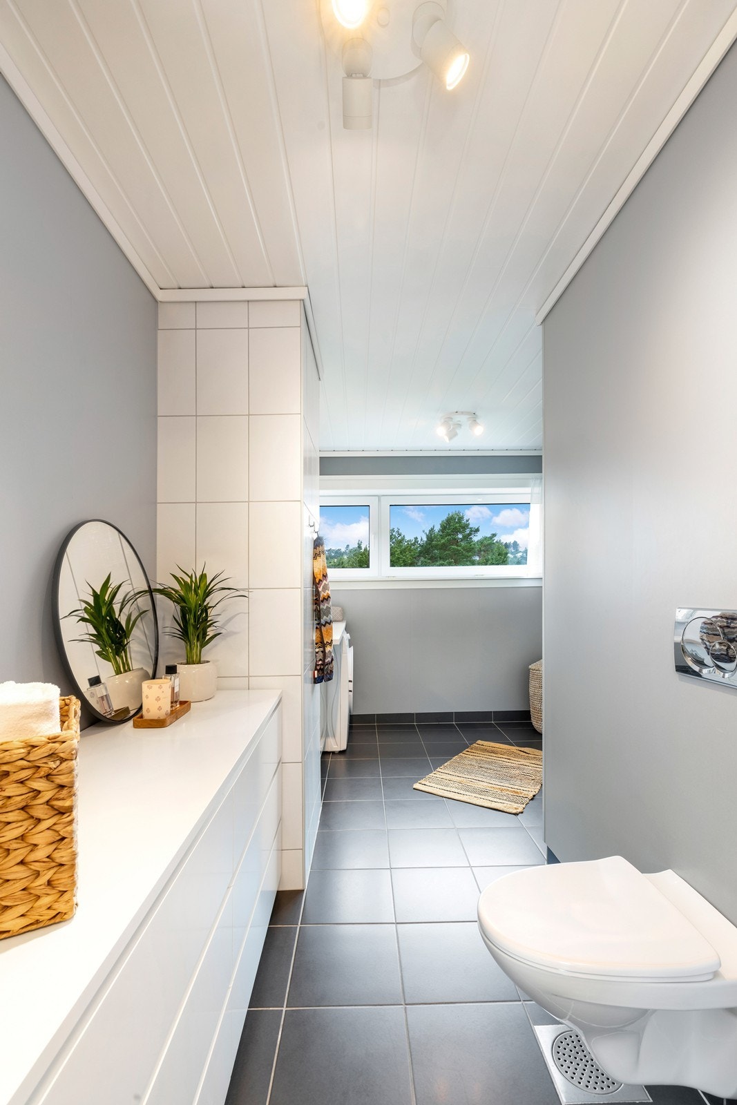 Bad med fliser på gulv. Varmekabler. Galleribilde