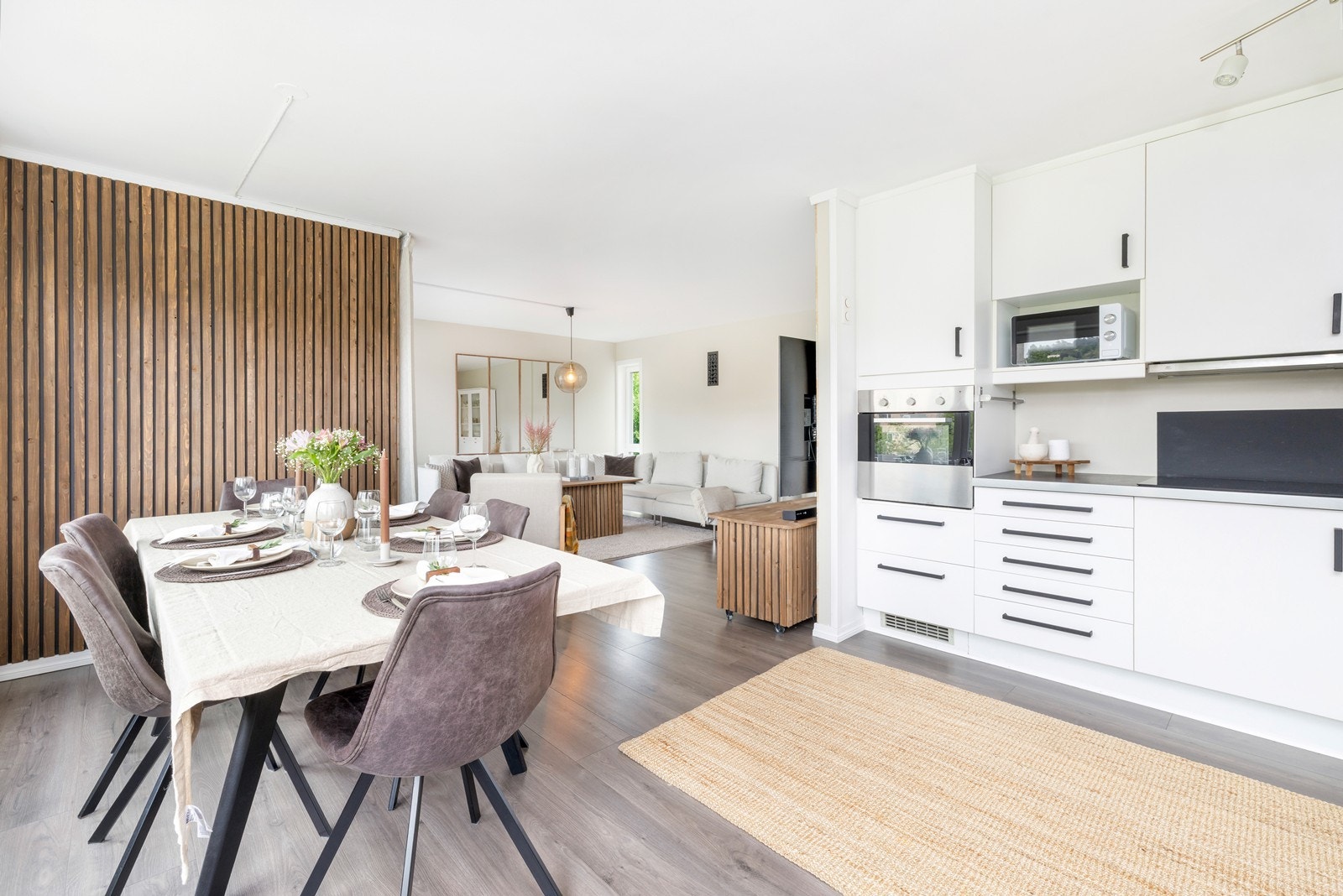 Plass til spisebord mellom stue og kjøkken Galleribilde