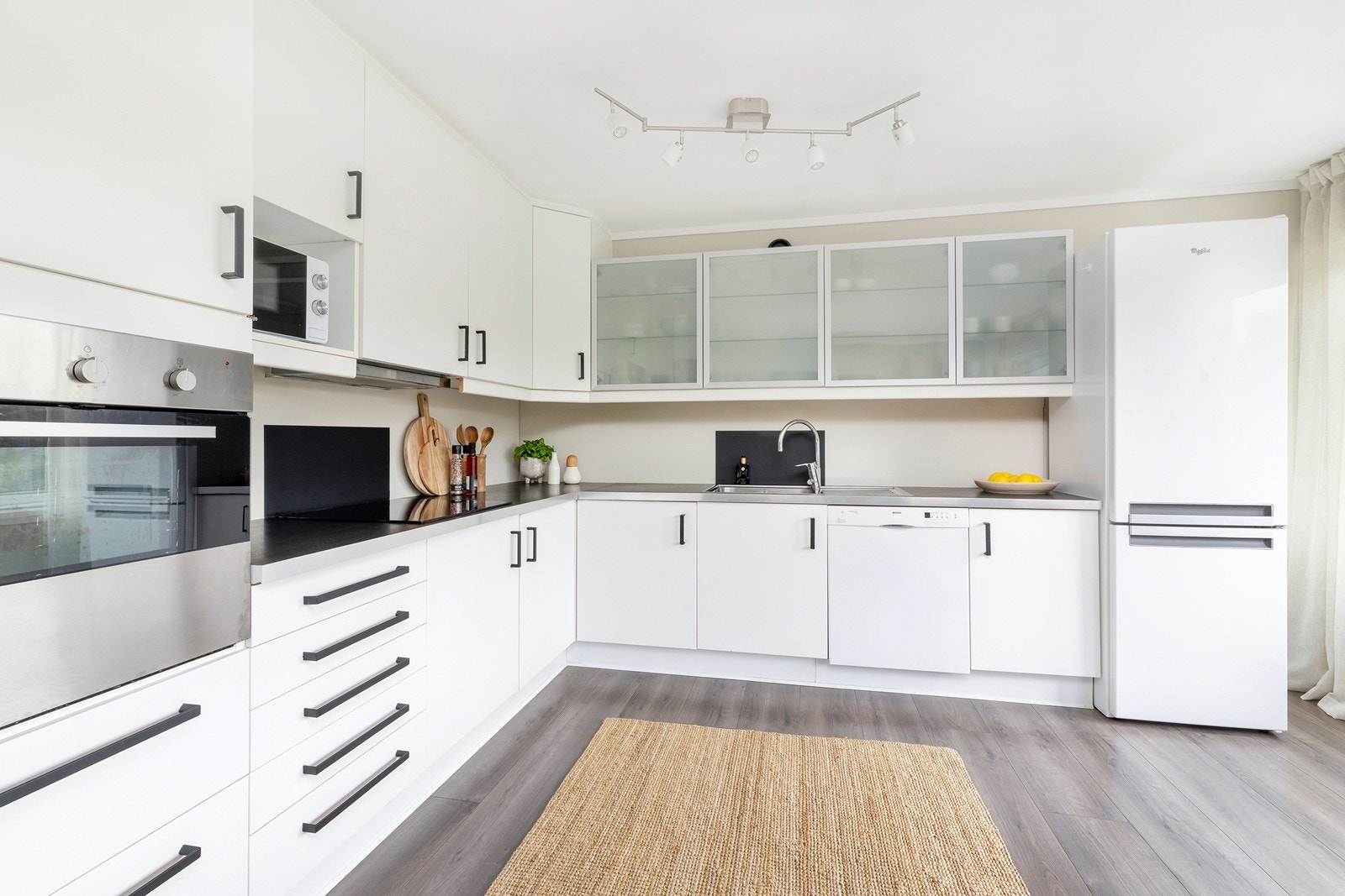 Kjøkken med mye skap- og benkeplass Galleribilde