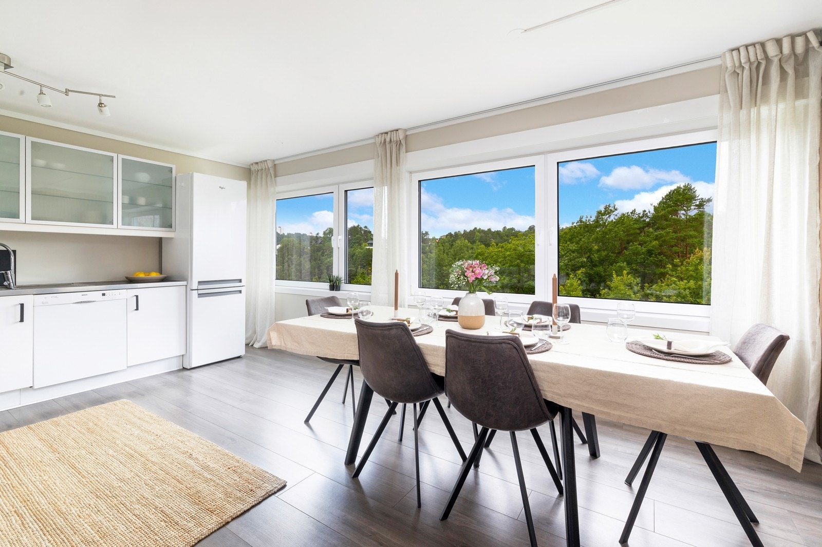 Praktisk åpen løsning mot kjøkken Galleribilde