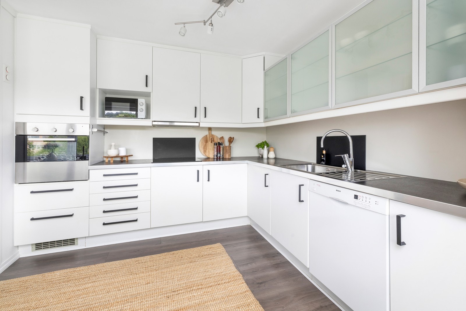 Kjøkken som inneholder integrert komfyr og frittstående oppvaskmaskin. (Kjøleskap medfølger ikke.) Galleribilde