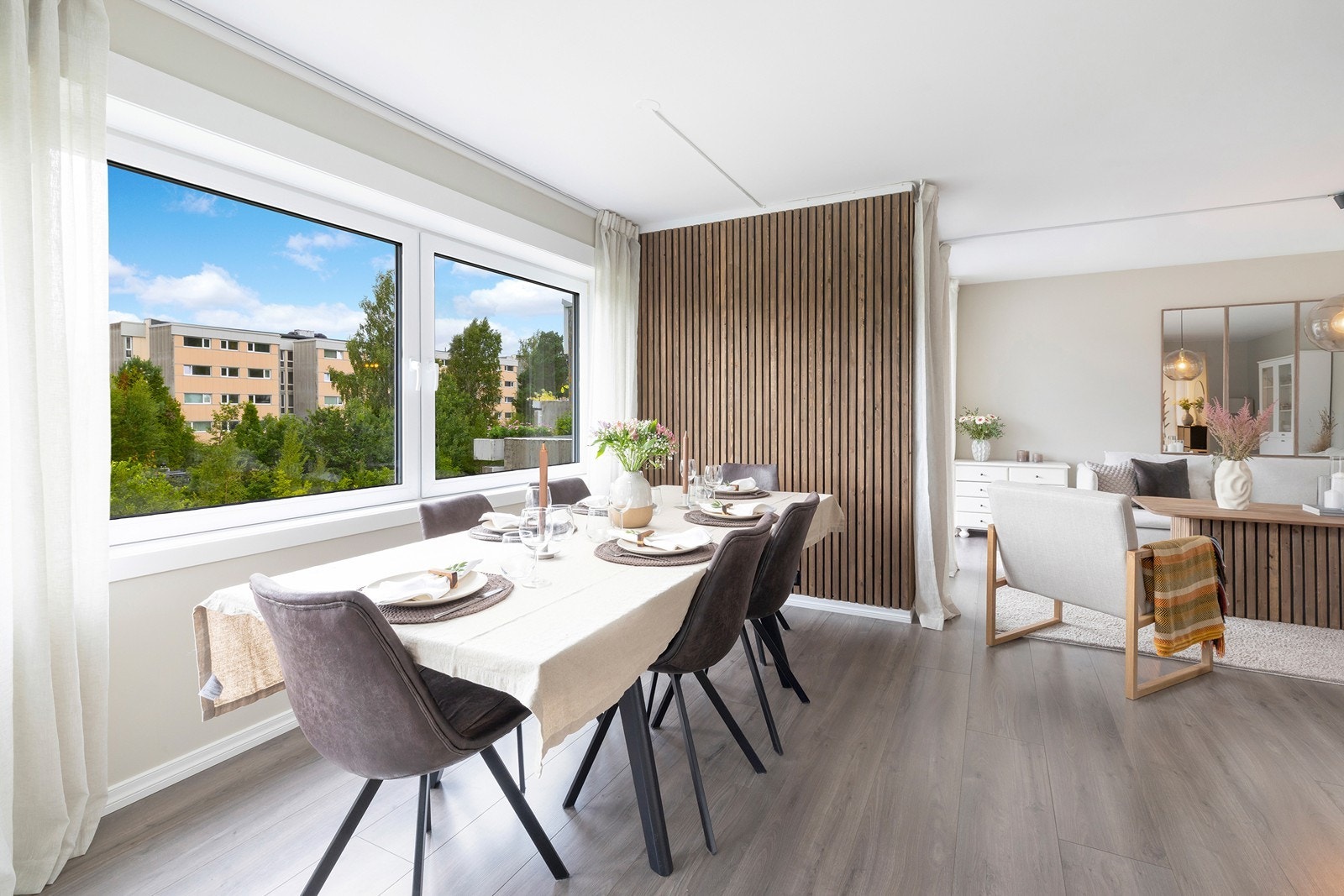 Fra kjøkken er det utgang til solrik balkong Galleribilde