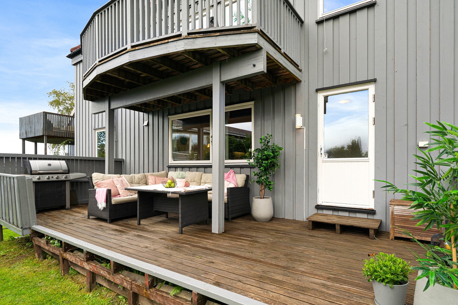 Fra terrassen kan man nyte fantastiske solforhold store deler av dagen. Galleribilde