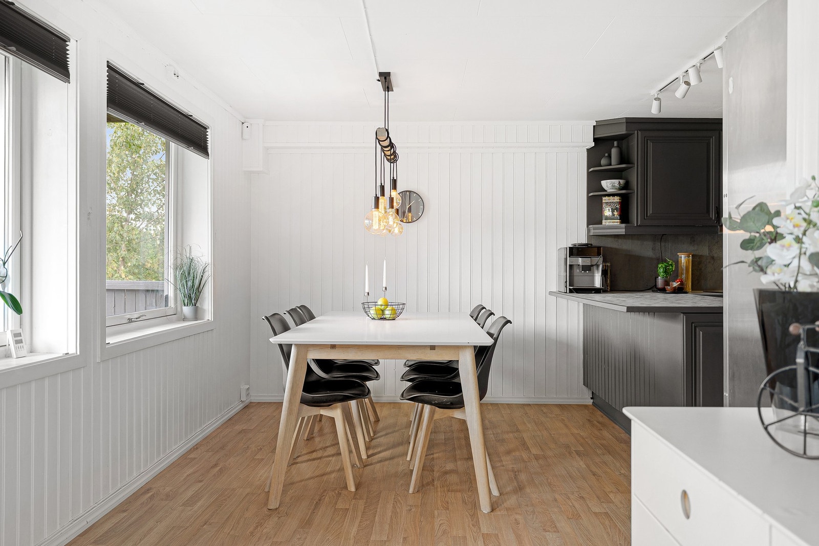 Fra stuen har man utgang til en herlig vestvendt terrasse. Galleribilde