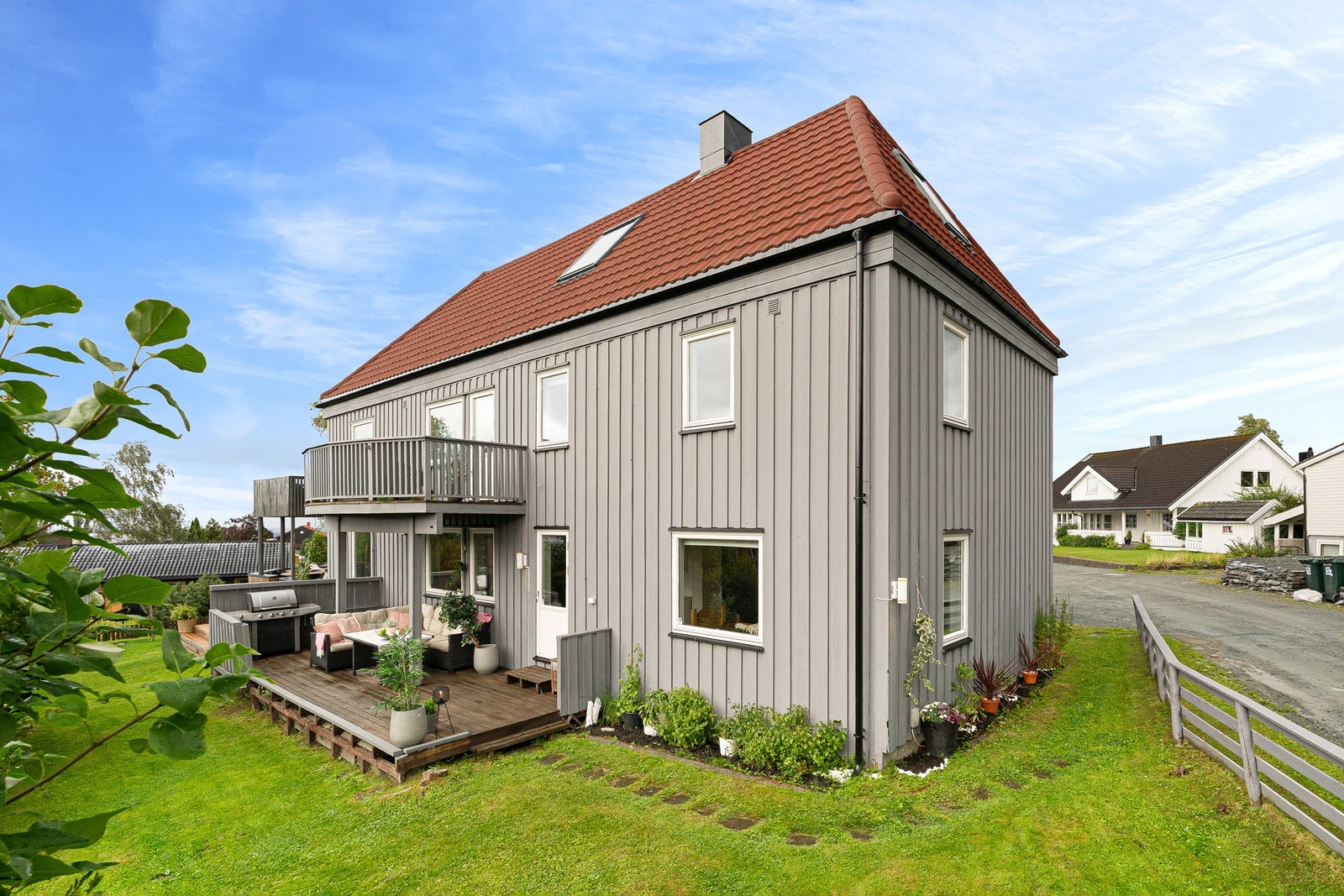 En svært innholdsrik og romslig tomannsbolig med en særdeles god beliggenhet. Galleribilde