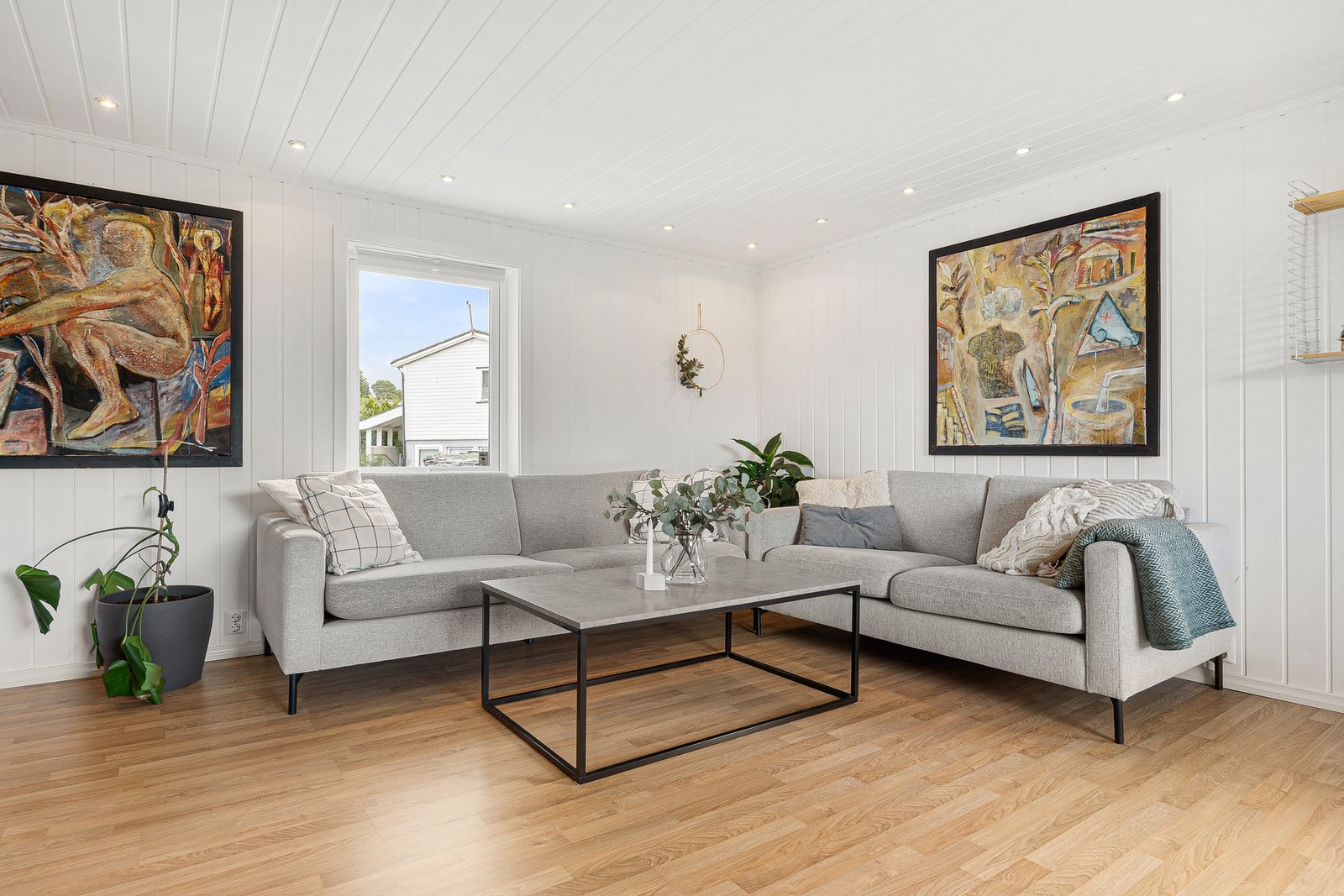 Stuen har plass til flere sosiale soner/sittegrupper. Galleribilde