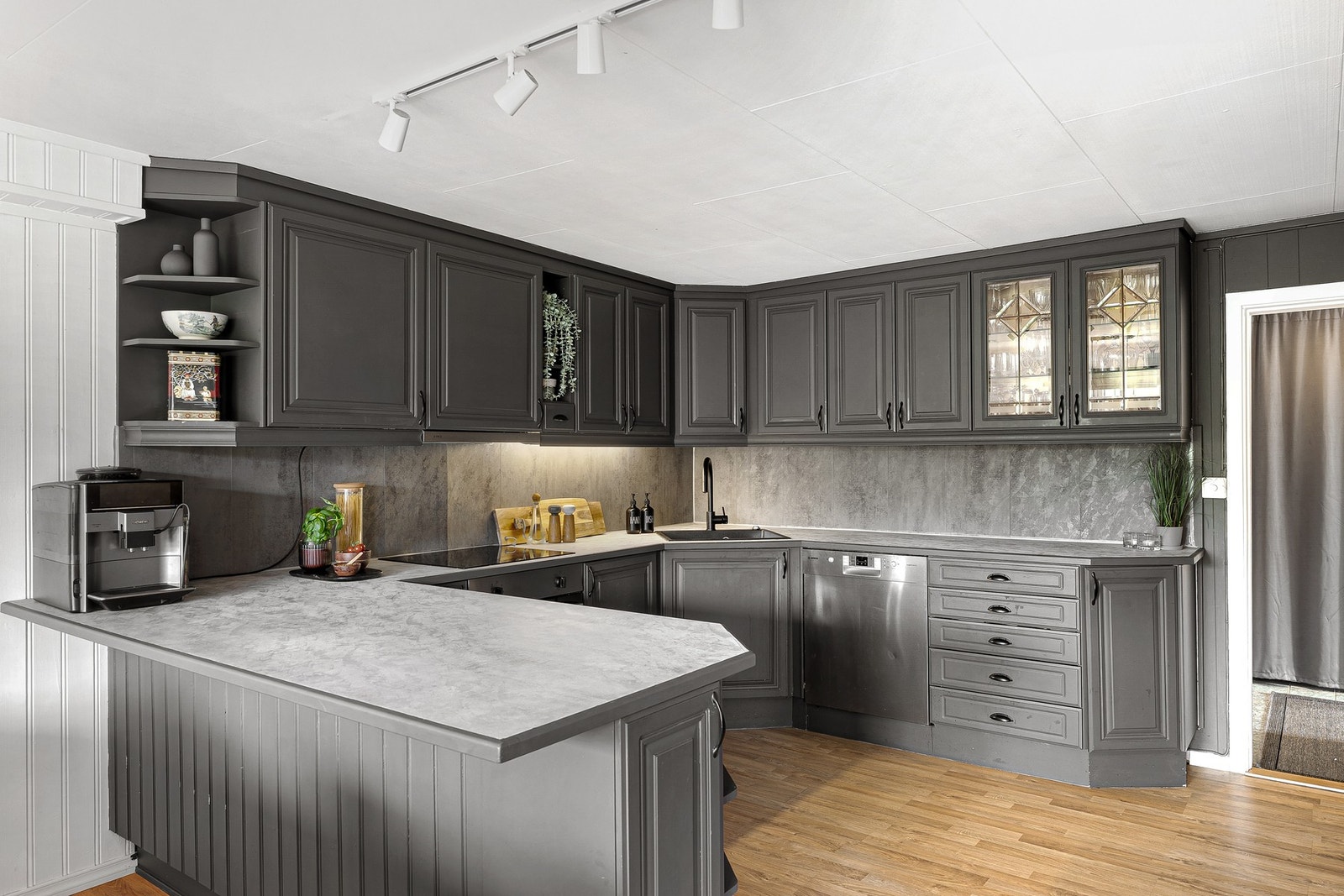 Her har man bl.a integrert platetopp, stekeovn og oppvaskmaskin. Galleribilde