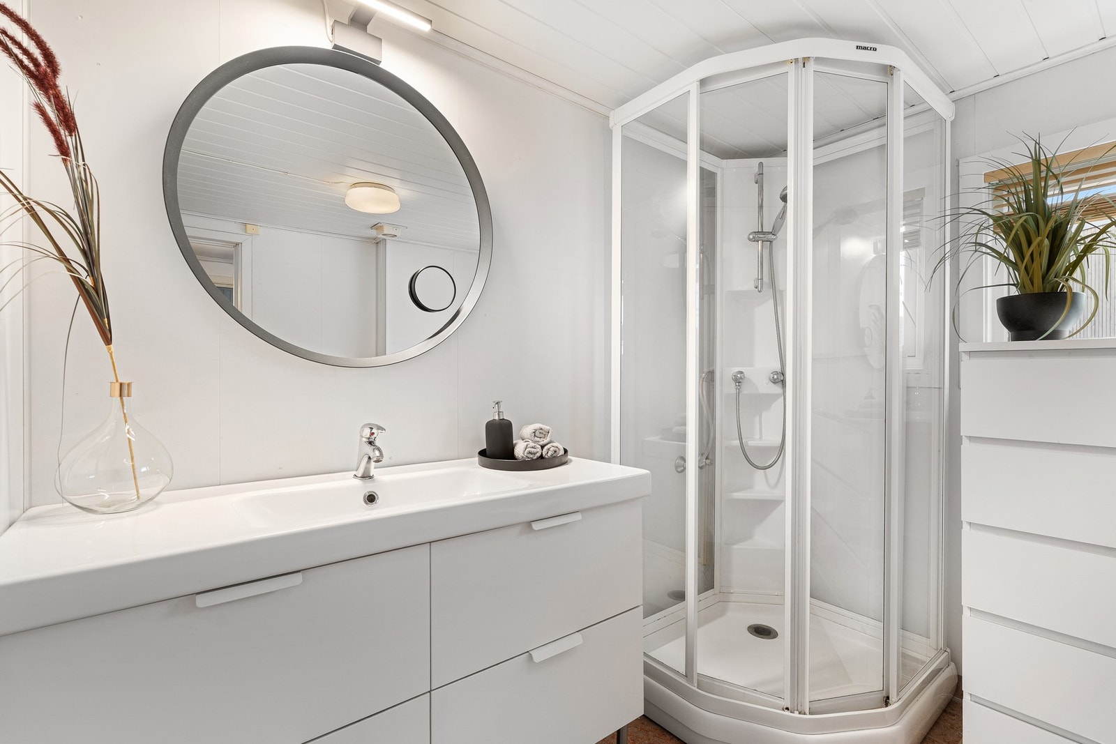 Pent bad med dusjkabinett, stilrene overflater og komfortabel gulvvarme. Galleribilde