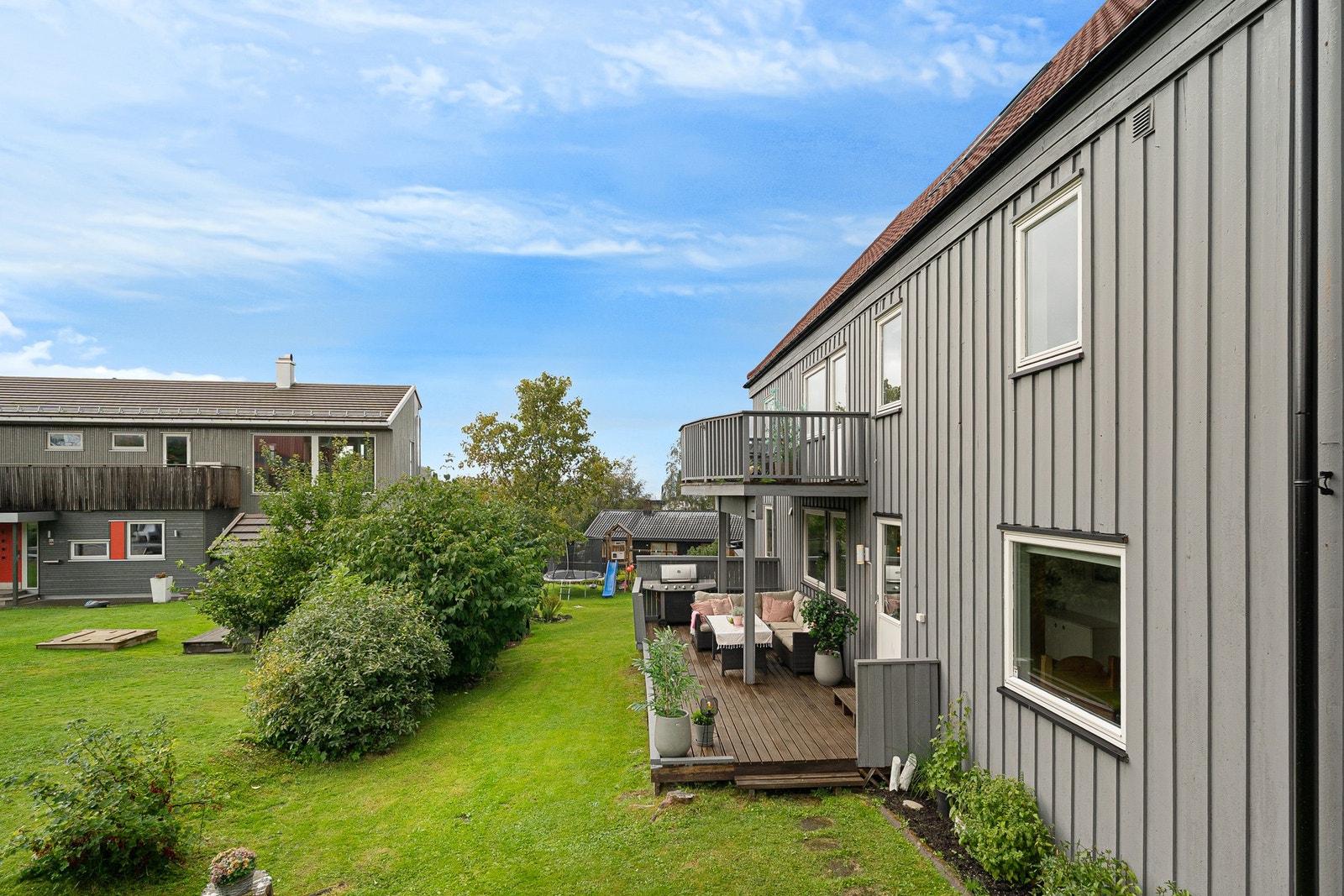 Man har også flotte grøntarealer man disponerer like utenfor terrassen. Galleribilde