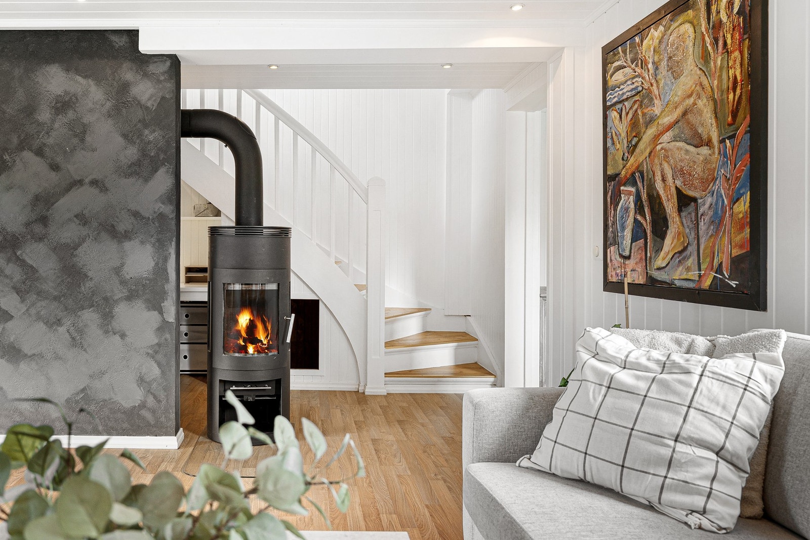 Vannbåren varme i tillegg til vedfyring gir en effektiv oppvarming året rundt. Galleribilde