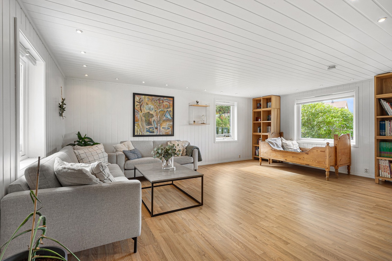 Store vindusflater som gir rikelig med naturlig lysinnslipp, noe som bidrar til en behagelig atmosfære. Galleribilde