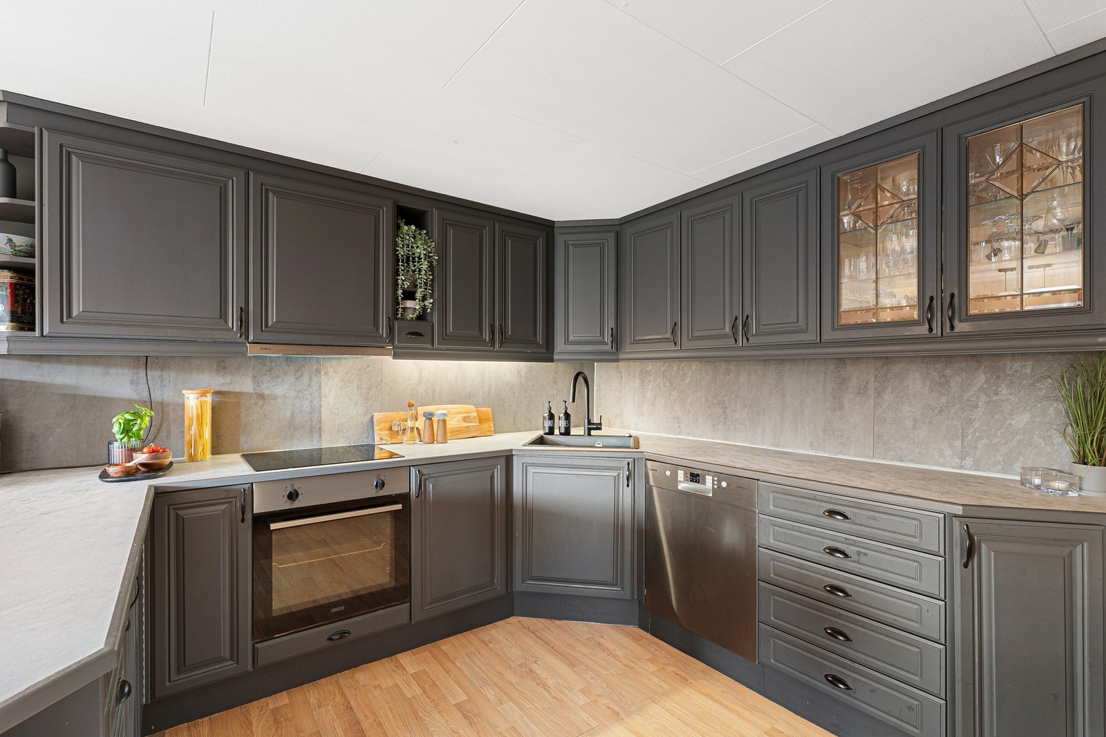 Kjøkkeninnredning med profilert fronter i malt utførelse. Galleribilde