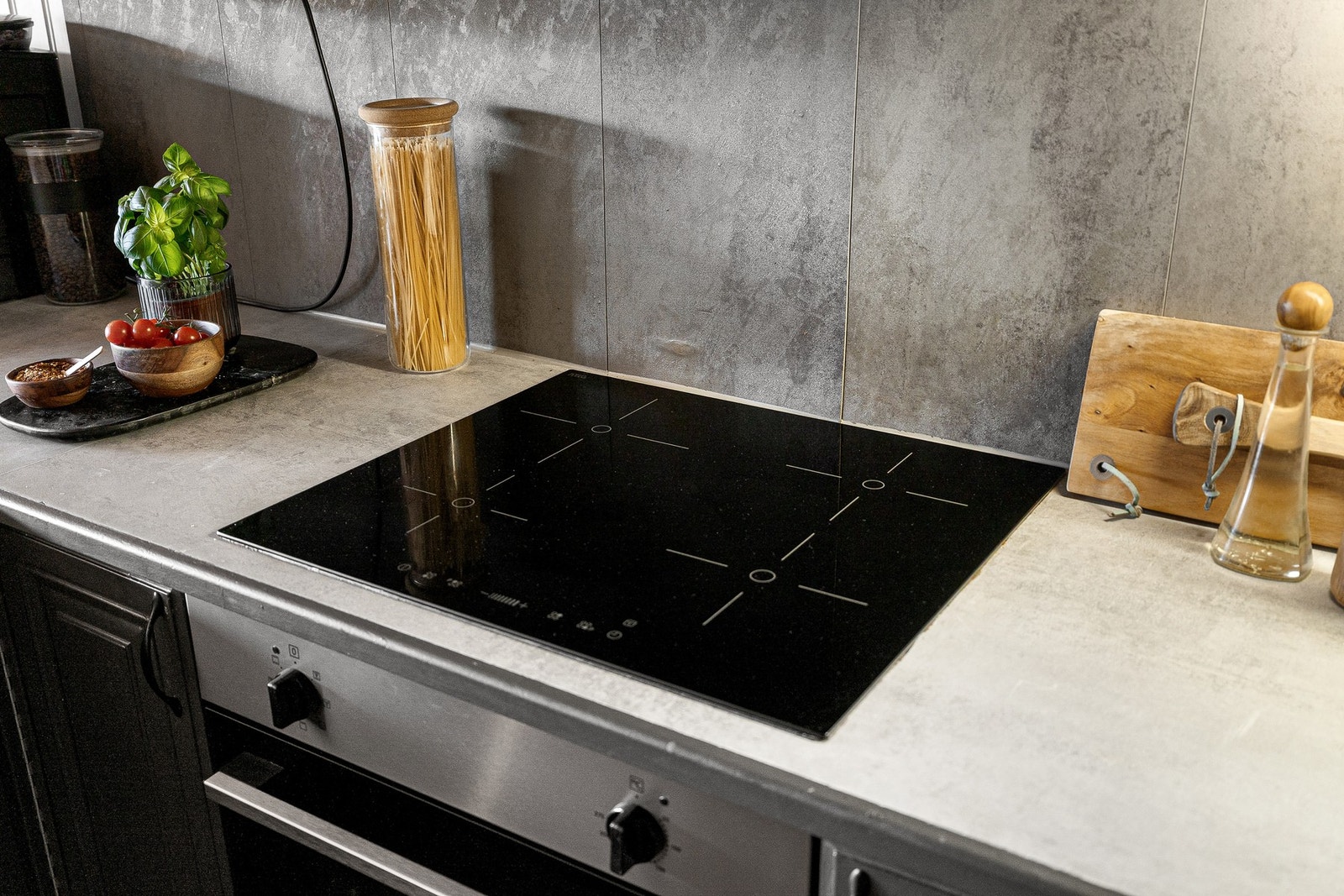 Benkeplater i laminat utførelse med kantlister i tre og med nedfelt oppvaskkum og koketopp. Galleribilde