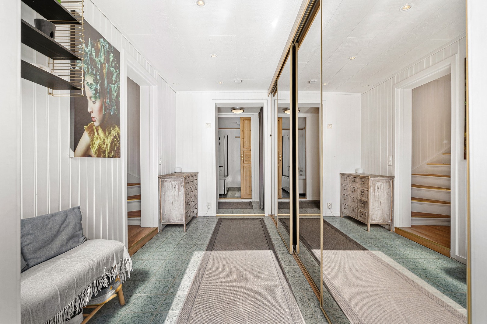 Innbydende inngangsparti med tilhørende skyvedørsgardrobe. Galleribilde