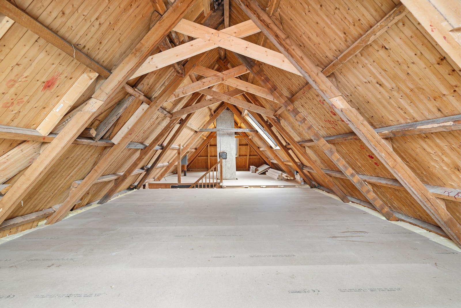 Her har man masse lagringsplass, og stort potensiale mtp. takhøyde for innredning. Det er også satt inn vindu som gir godt med lys inn. Galleribilde