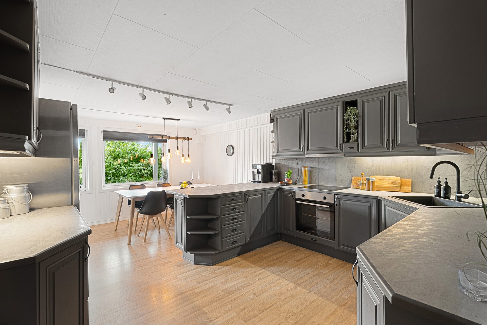 Pent kjøkken med mye skap- og benkeplass, samt integrerte hvitevarer. Galleribilde