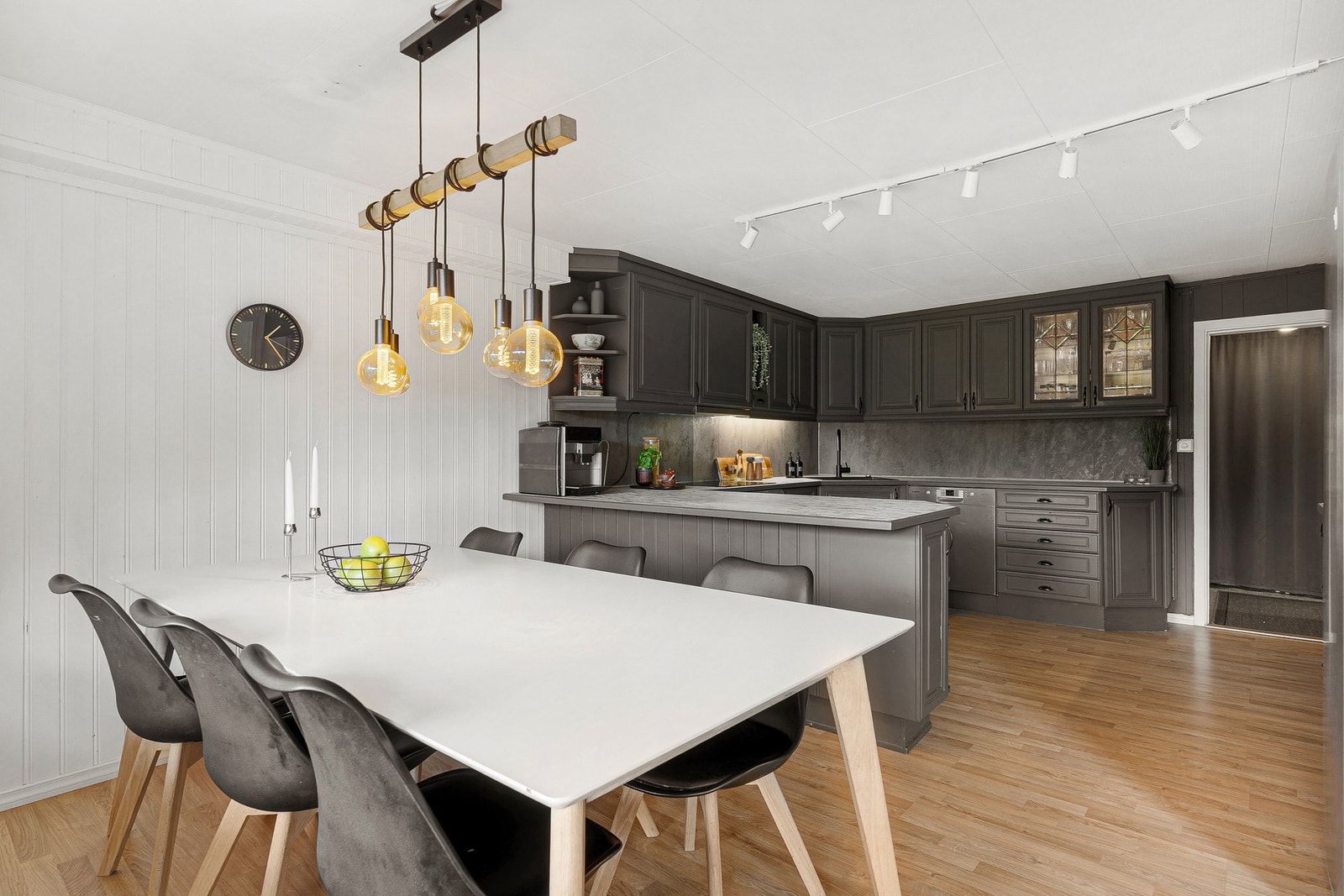 Spiseseksjonen finner sin naturlige plassering mellom stue og kjøkken. Galleribilde