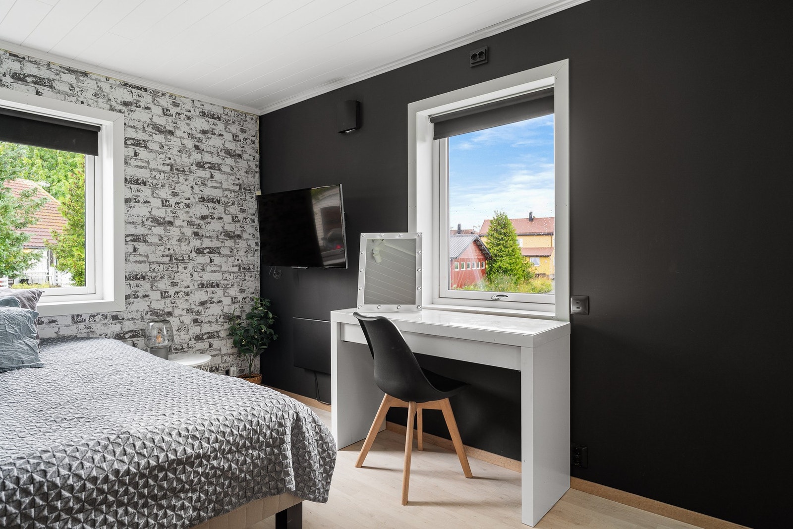 Her har man god plass til ønsket soveromsmøblement. Galleribilde