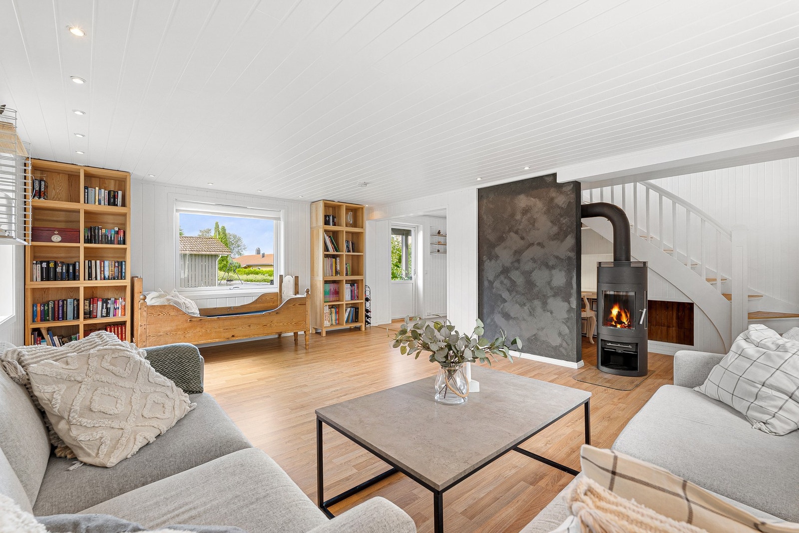 EiendomsMegler1 v/ Kristian Sundland har gleden av å presentere en romslig tomannsbolig med rolig og tilbaketrukket beliggenhet på Charlottenlund. Foto: Krokstad & Nervik, (Jens Martin) Galleribilde