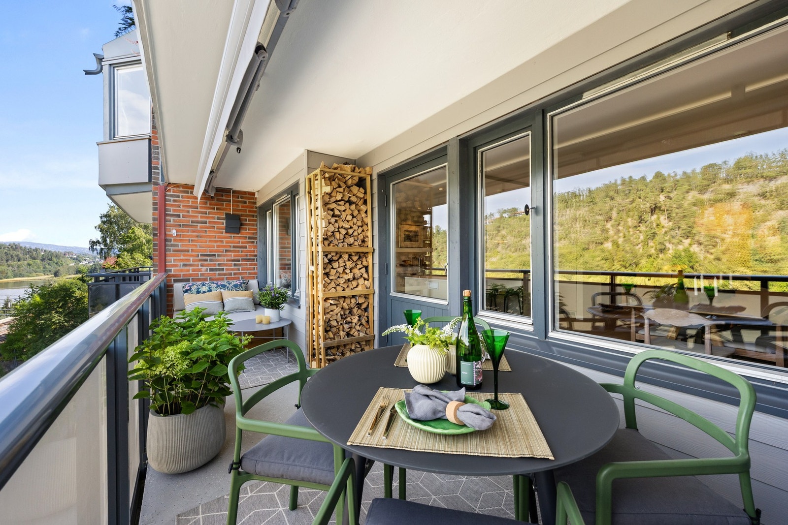 Fra spisestue/ kjøkken er det utgang til solrik balkong - perfekt for sosiale måltider Galleribilde