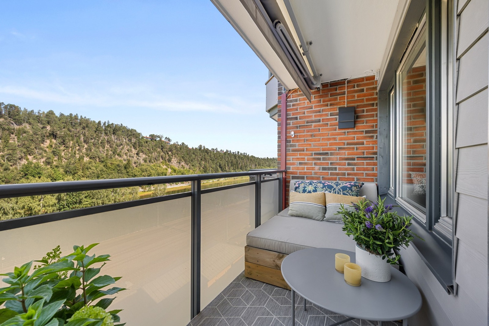 På balkongen er det gode solforhold og utsikt over nærområdet. Galleribilde