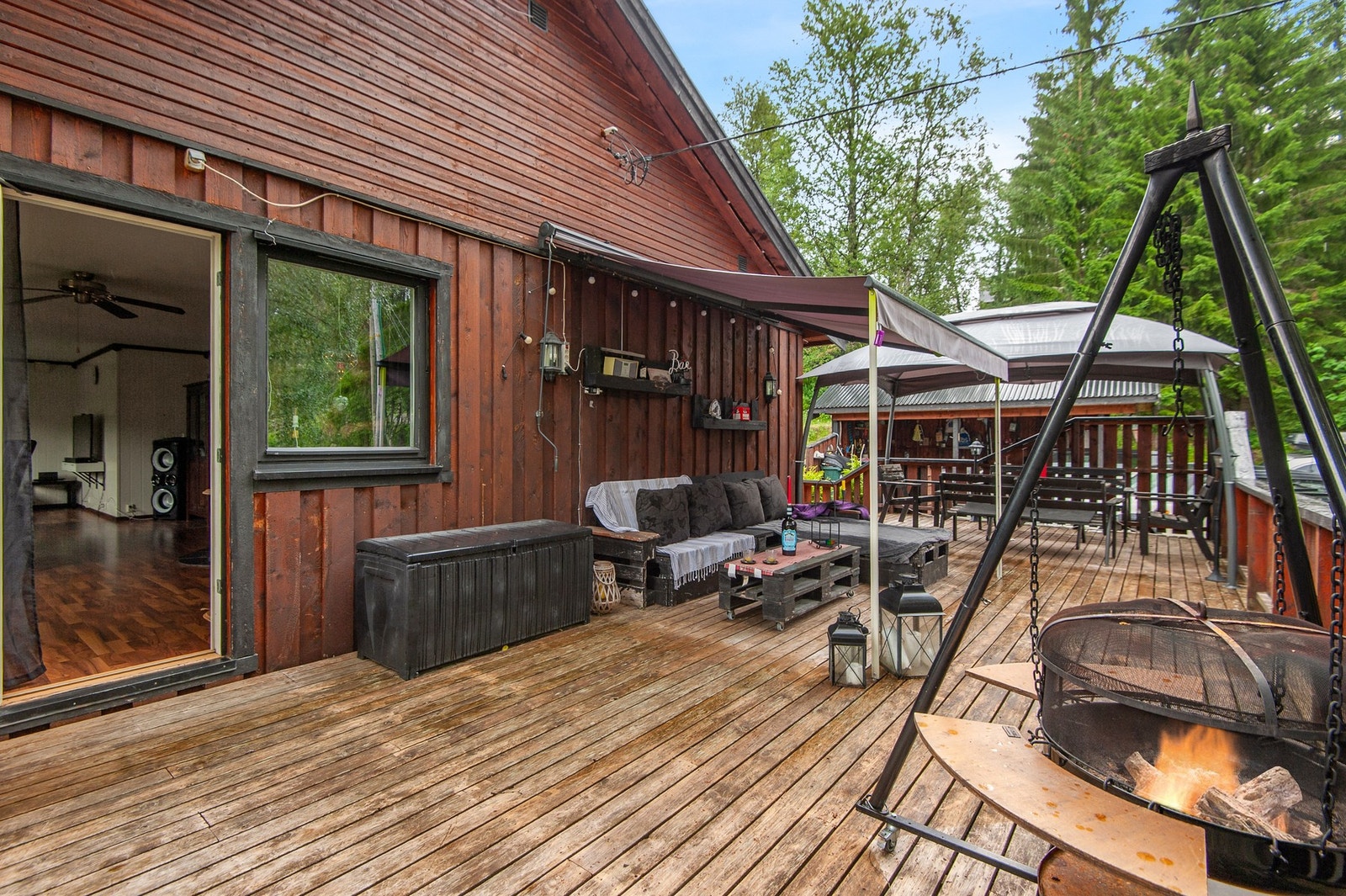 Fra stuen er det utgang til veranda. Galleribilde