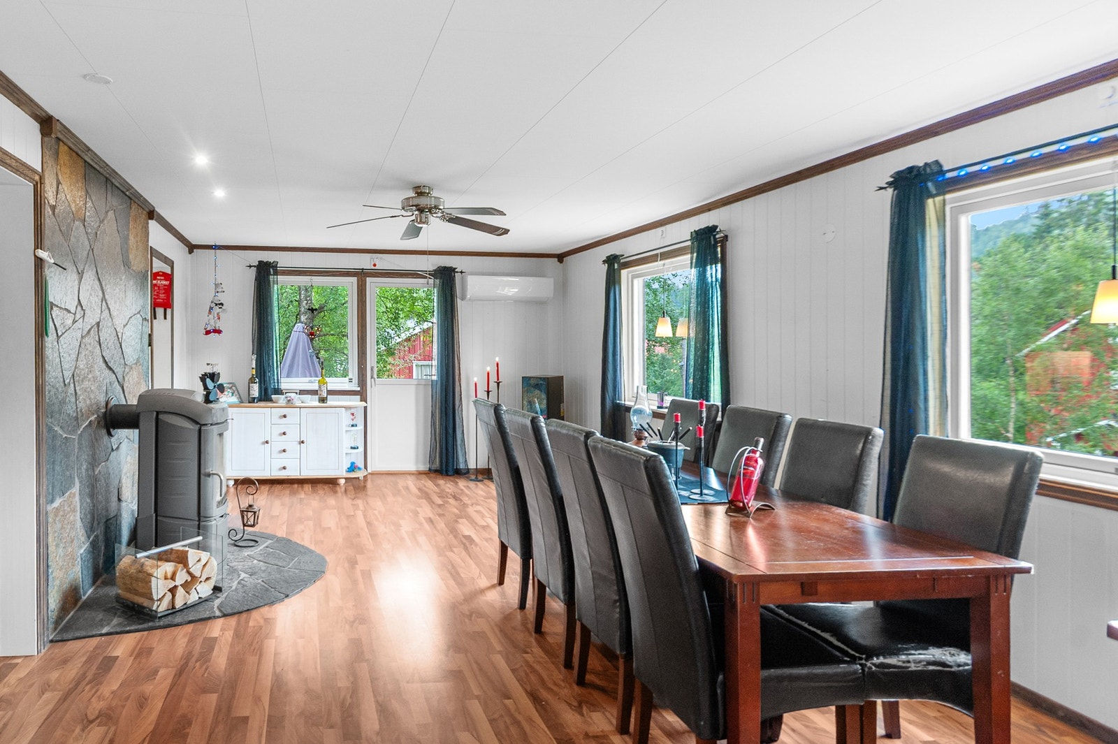 Boligen har en stor åpen stue med rikelig med plass til spisegruppe. Galleribilde