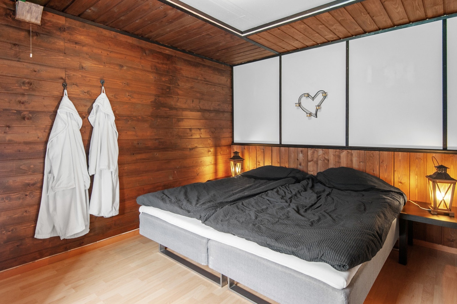 Rom i sokkel innredet som soverom. Galleribilde