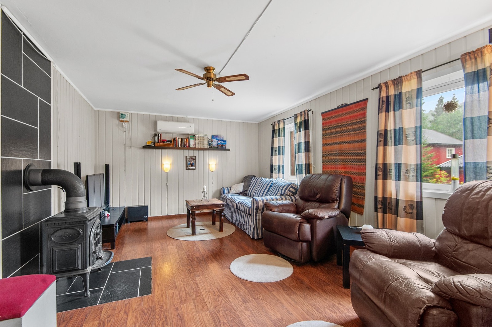 Rom i sokkel innredet som stue. Galleribilde