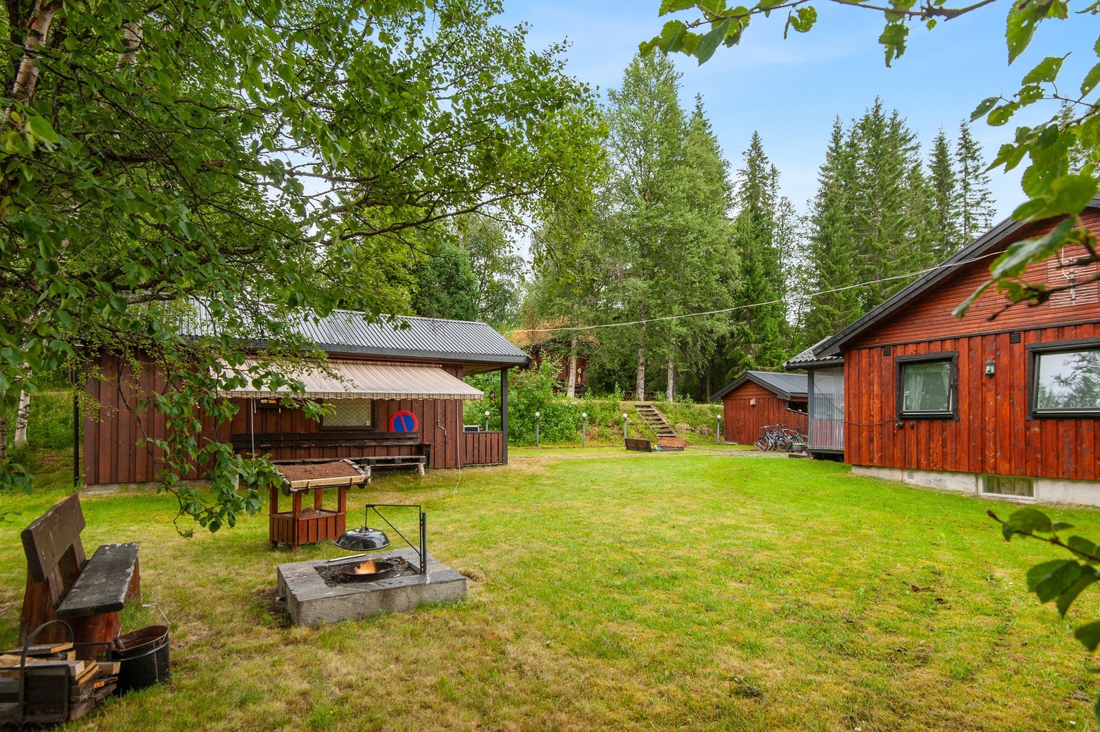 Boligen har flere eksterne bygninger. Galleribilde