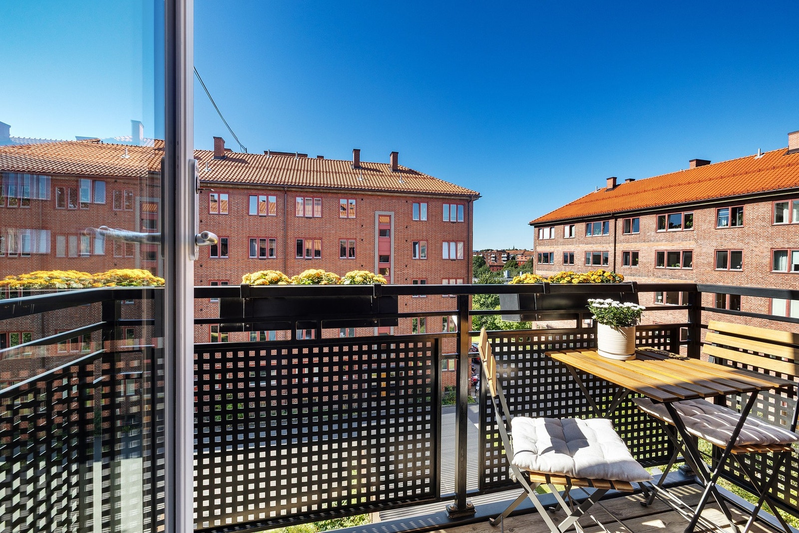 Fra stuen er det utgang til en koselig balkong. Galleribilde