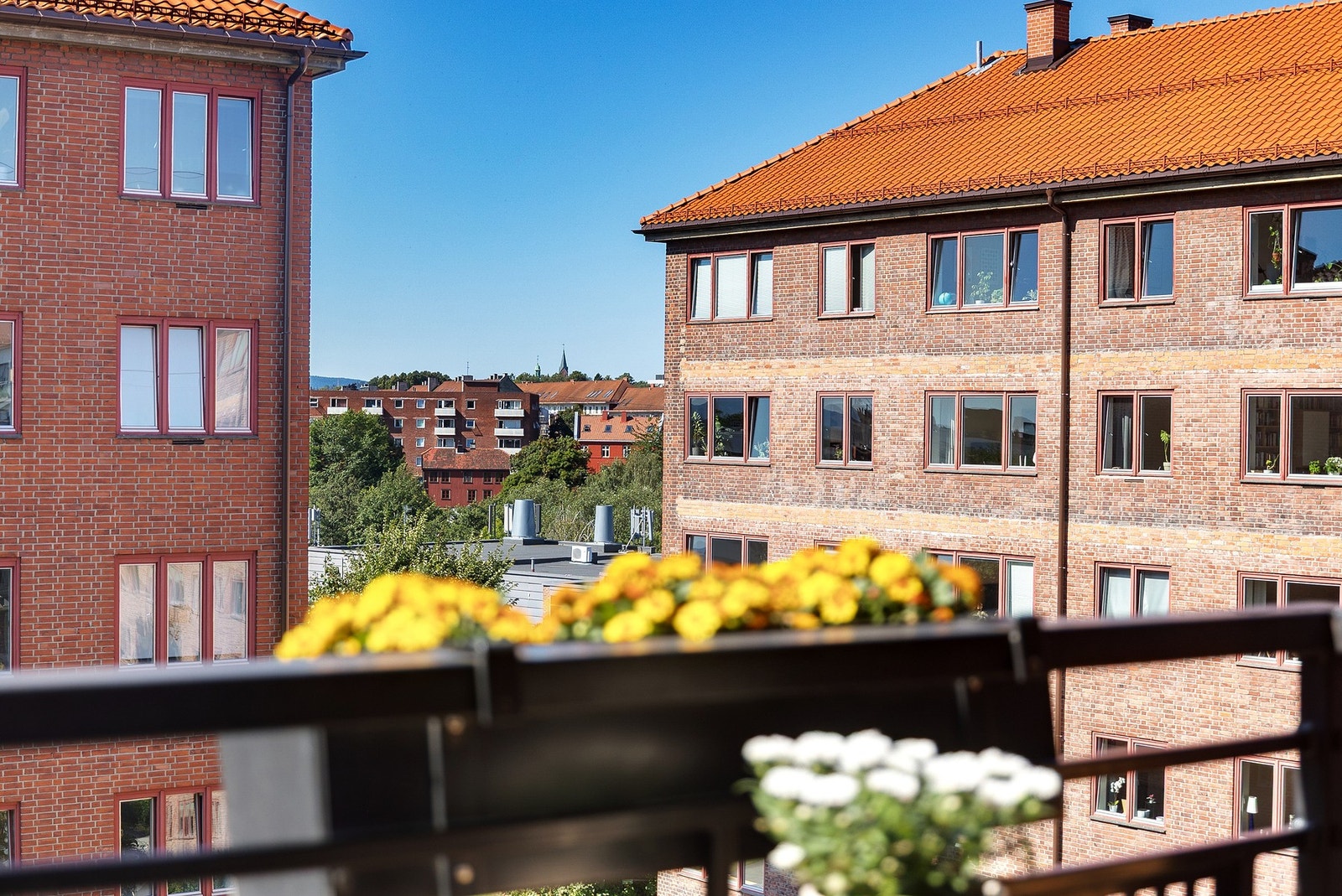 Den herlig balkongen på ca. 3 kvm fungerer som en forlengelse av oppholdsrommet i sommermånedene. Galleribilde