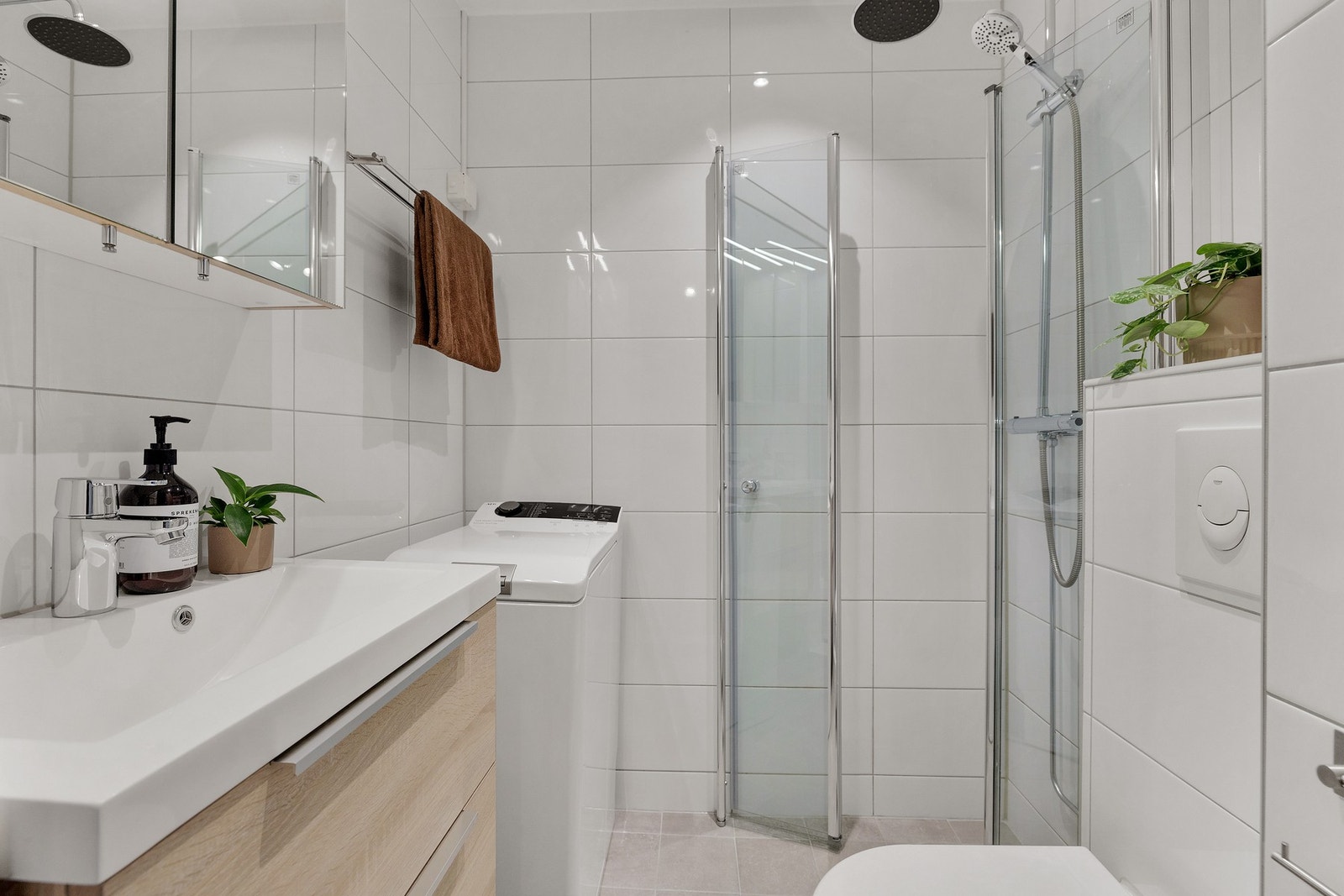 Badet fra 2004 har gjennomgått flere oppgraderinger, senest i 2025 med nye varmekabler, gulvfliser, smøremembran i dusjsonen og dusjdører i herdet glass. Galleribilde