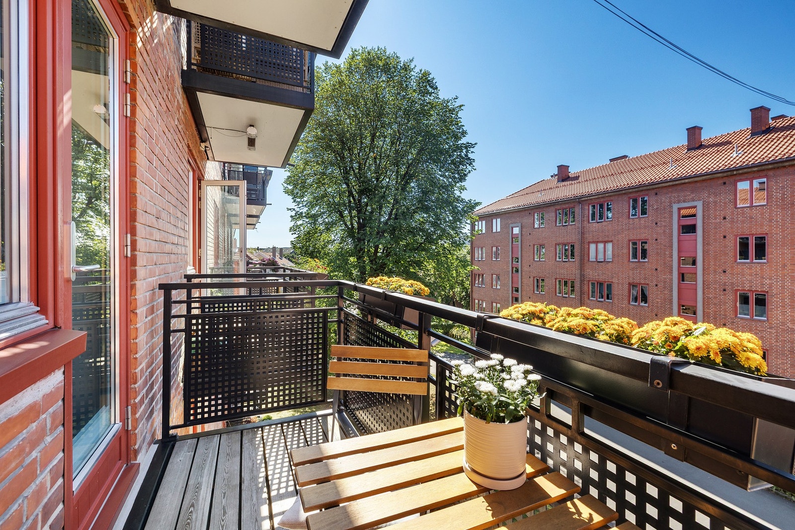 Her er det plass til både grill og utemøblement. Galleribilde