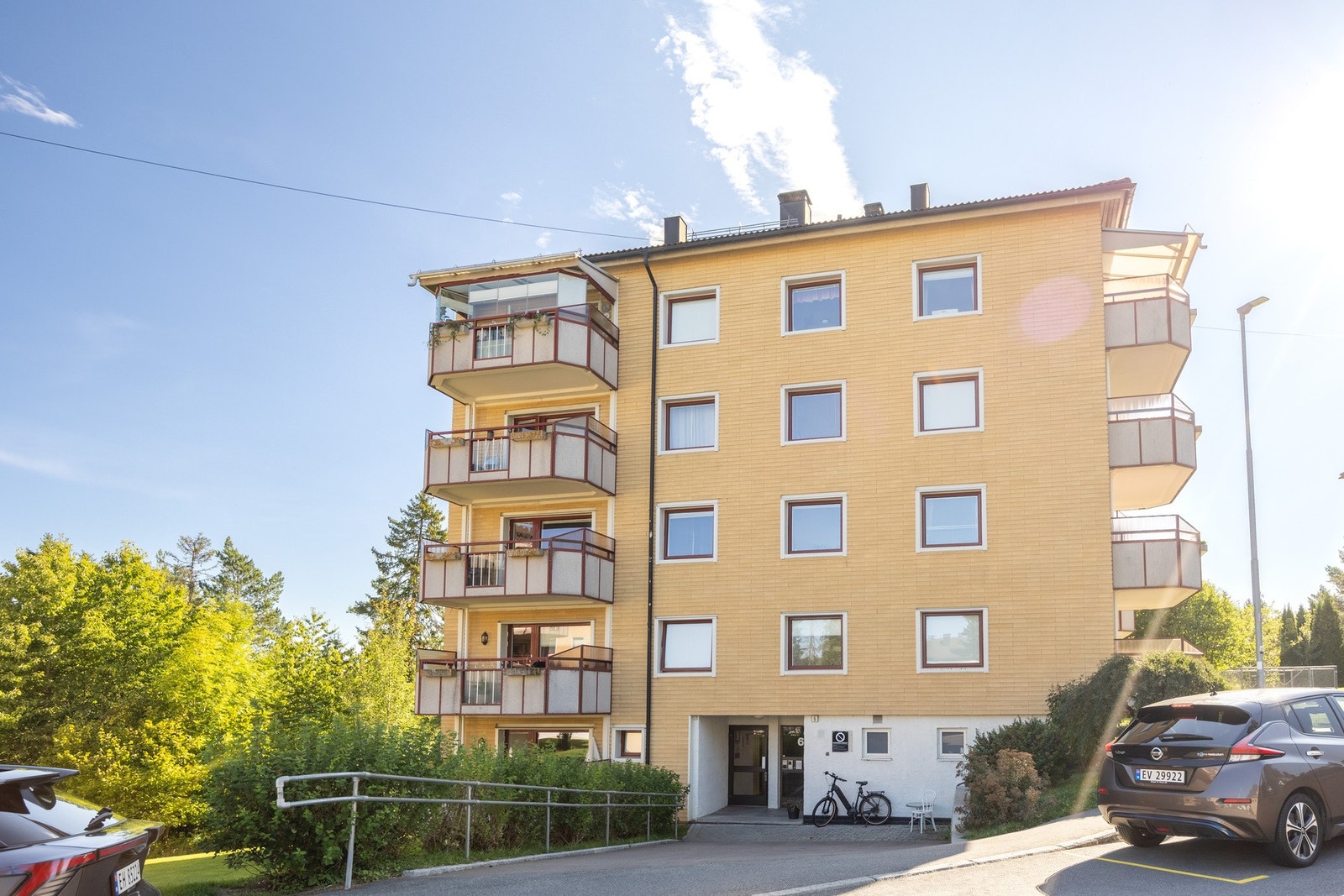 Det er mulighet for parkeringsleie i borettslaget etter venteliste. Galleribilde