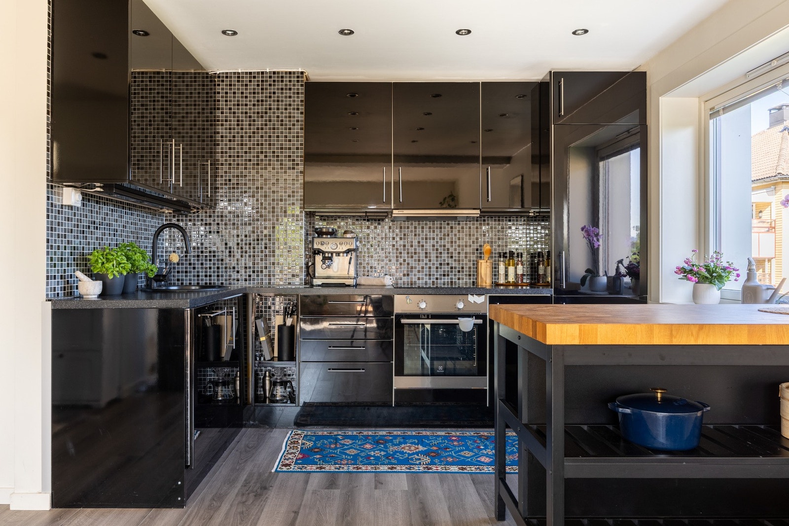 Kjøkkenet ligger i en sosial åpen løsning med stuen, som skaper et sosialt allrom. Galleribilde