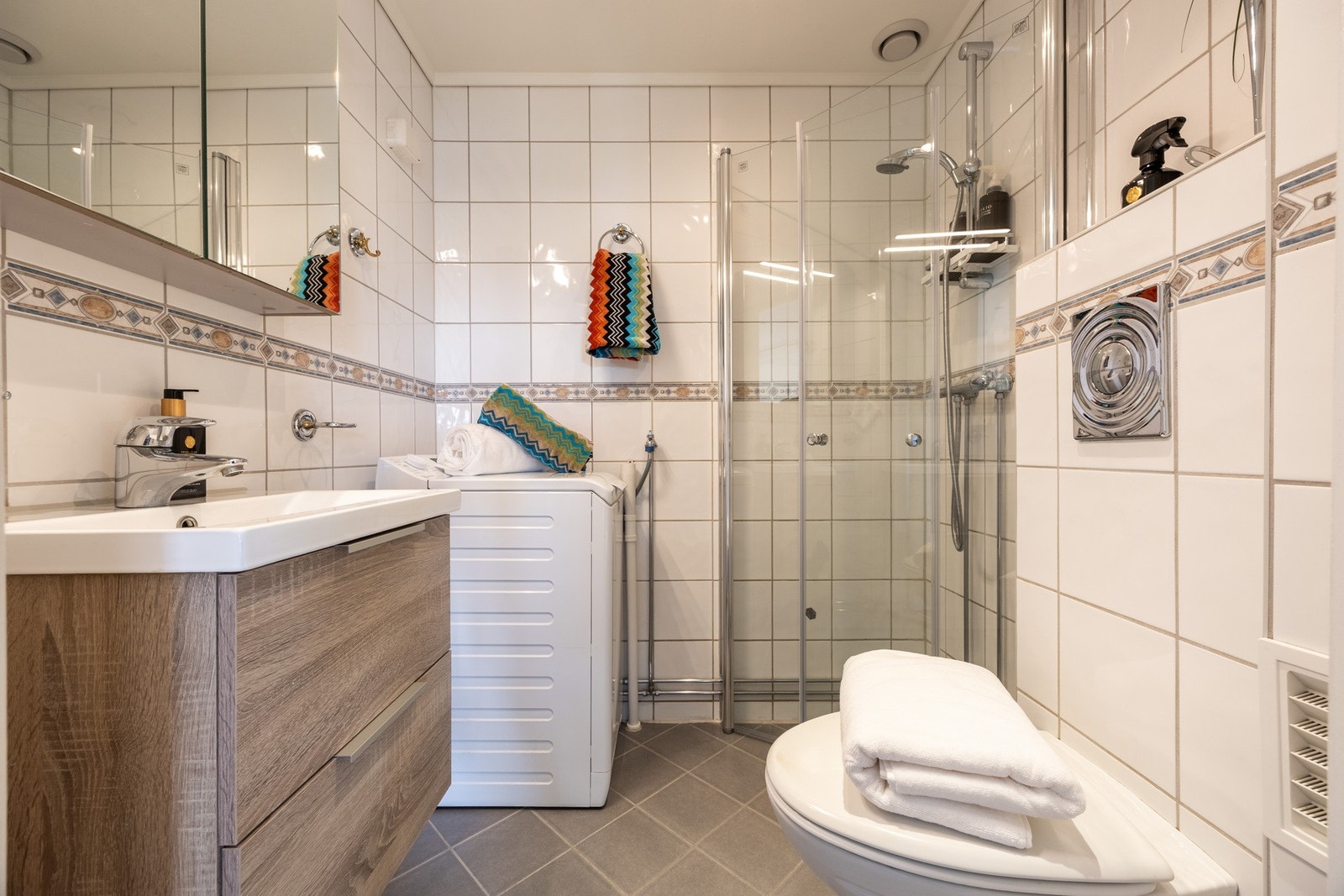 Romslig helfliset bad med gulvvarme og downlights. Galleribilde