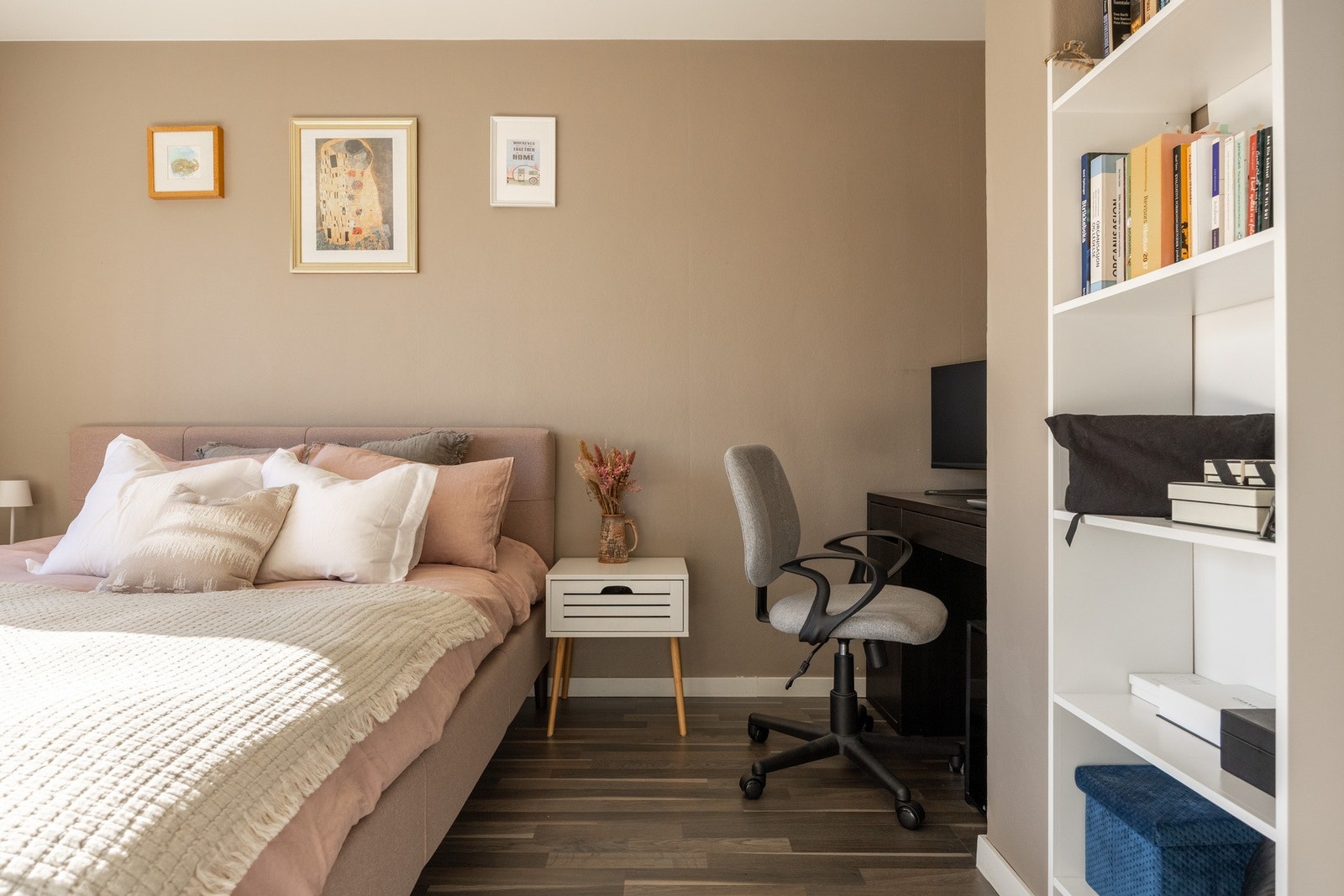 Her kan man enkelt innrede med dobbeltseng og tilhørende nattbord på hver side, eventuelt også kontorløsning. Galleribilde