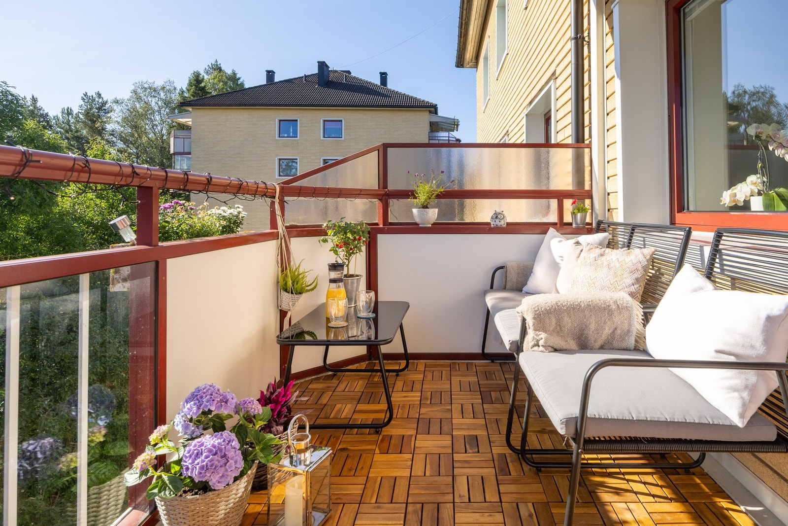 Leiligheten har fin internbeliggenhet i byggets 3. etasje. Galleribilde