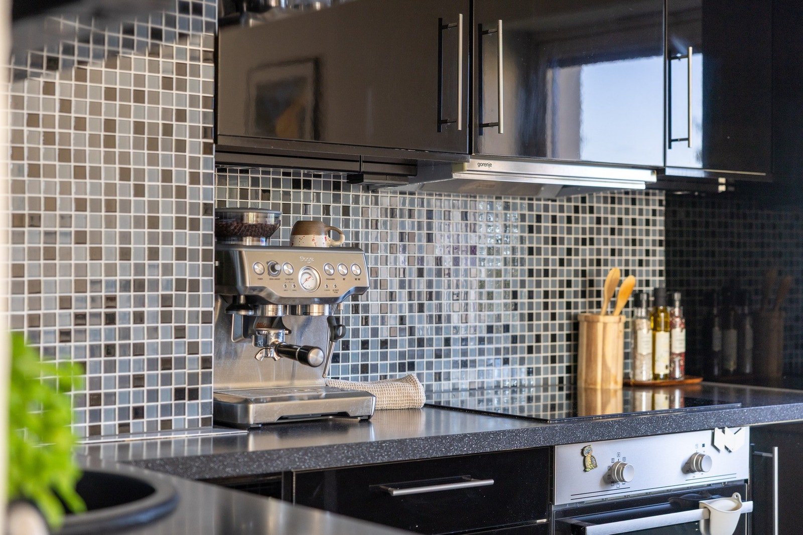 Det er en fin kombinasjon av skap- og benkeplass for både oppbevaring og matlging. Galleribilde