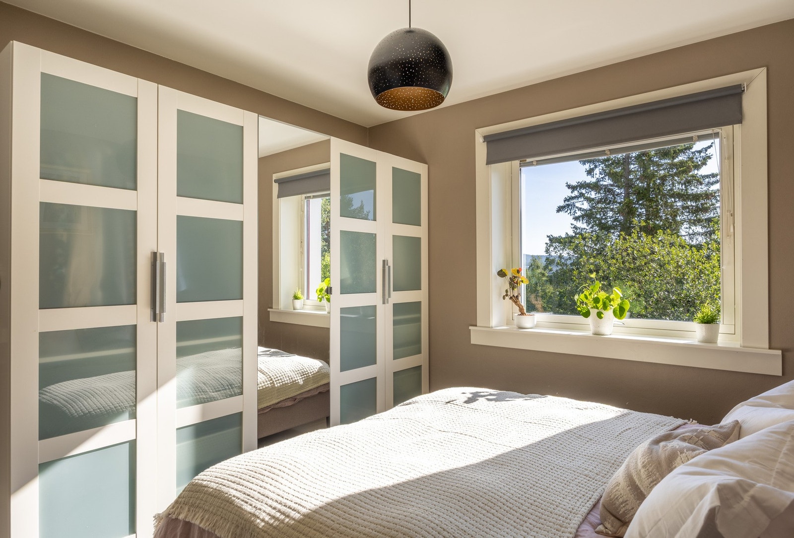 Rikelig med oppbevaringsplass i medfølgende garderobeskap. Galleribilde