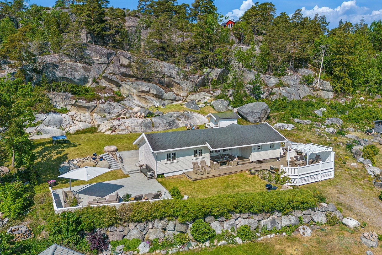 Det er parkering på egen tomt. Galleribilde